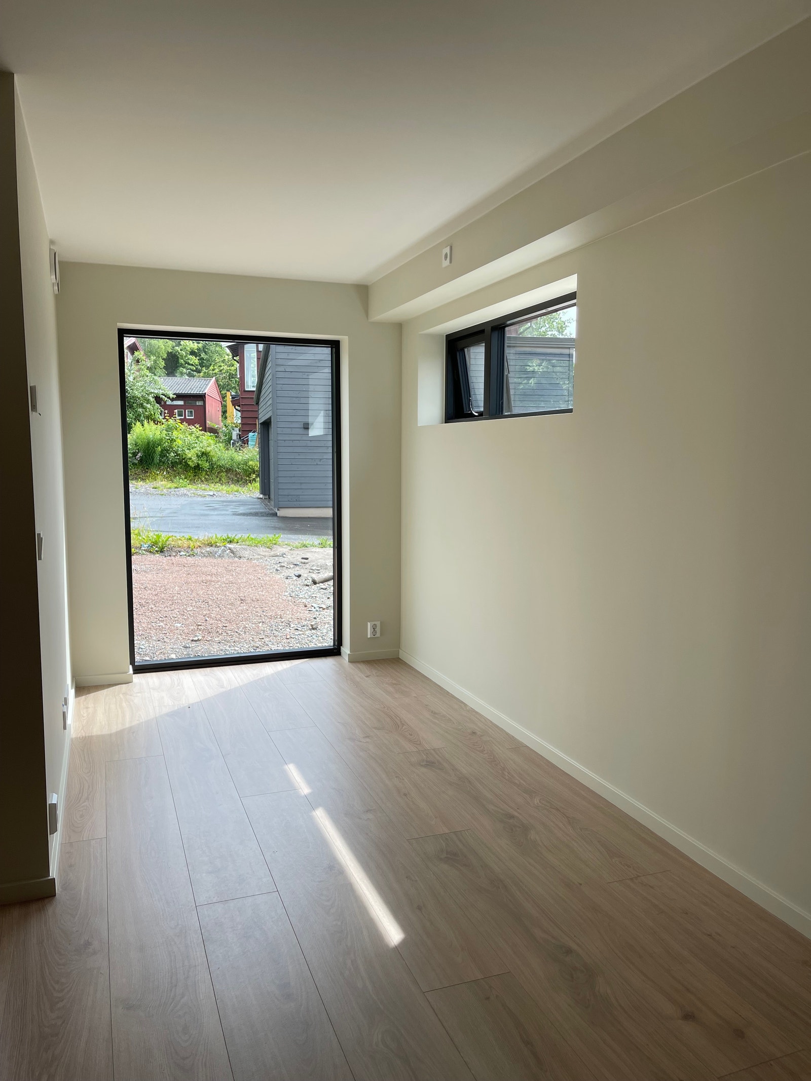 Lys og fin stue (parkeringsplassen utenfor vinduet er nå asfaltert, se det første bildet). Galleribilde