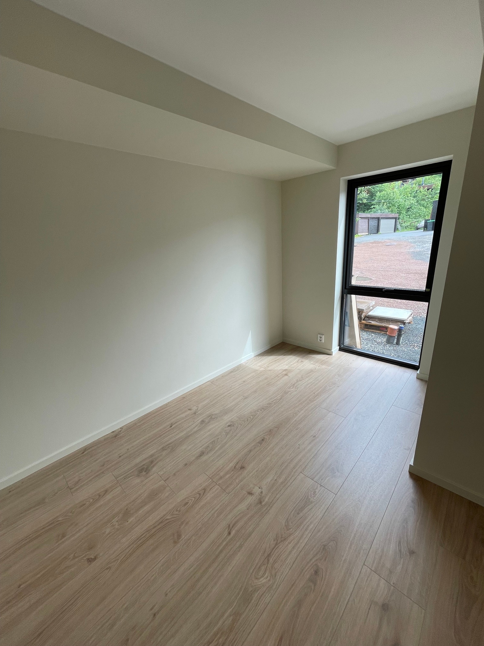 Soverommet (parkeringsplassen utenfor vinduet er nå asfaltert, se det første bildet). Galleribilde