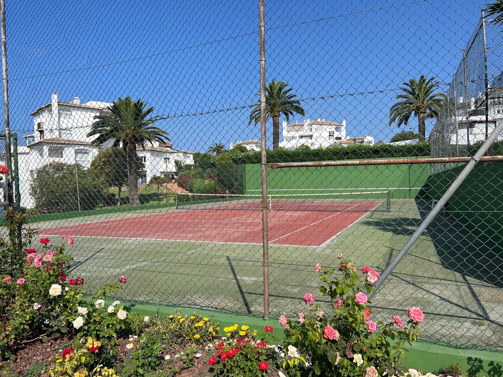 Det er to tennisbaner på området som er til fri benyttelse. Tennisracketer og golfsett er i leiligheten. Galleribilde
