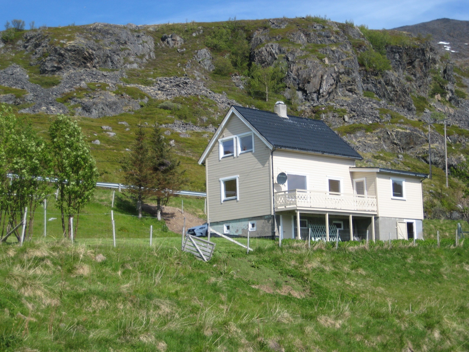 Bilde viser fasaden mot sjøen. Galleribilde