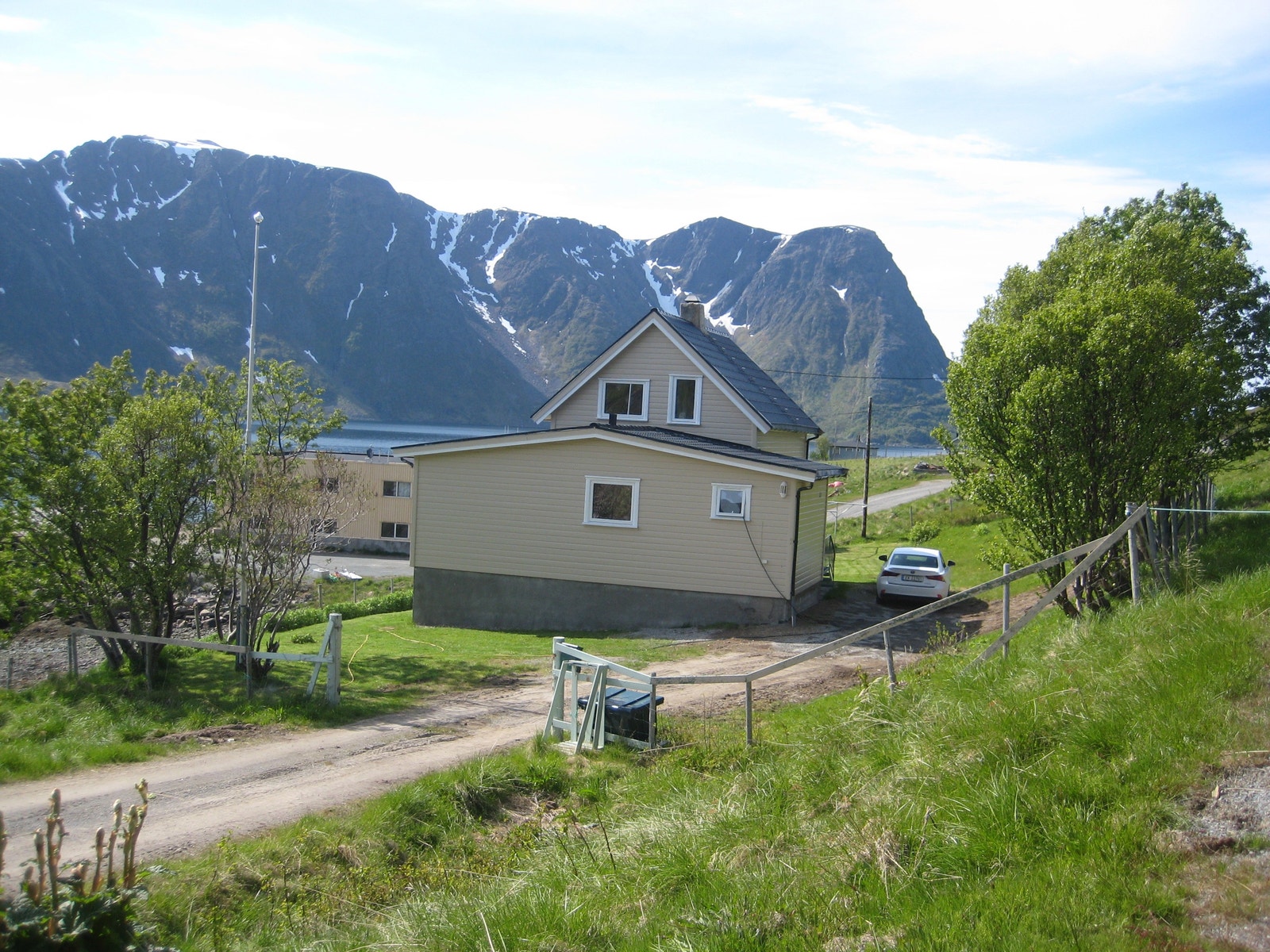 Bilde viser innkjøring til eiendommen. Galleribilde