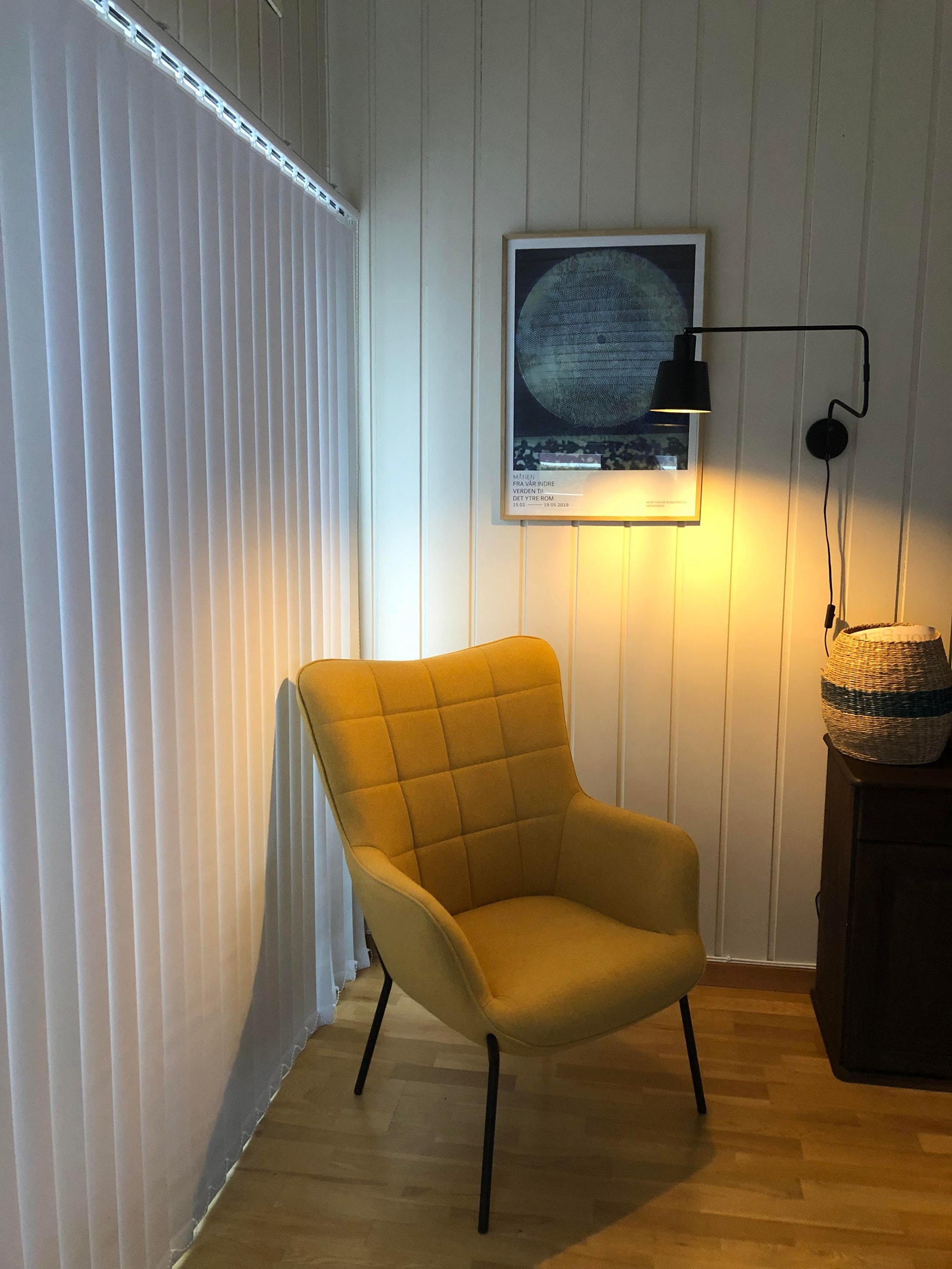 Lesekrok for late dager. Varmeovner og panelovn hvis det begynner å bli kjølig. Stor utepeis. Galleribilde