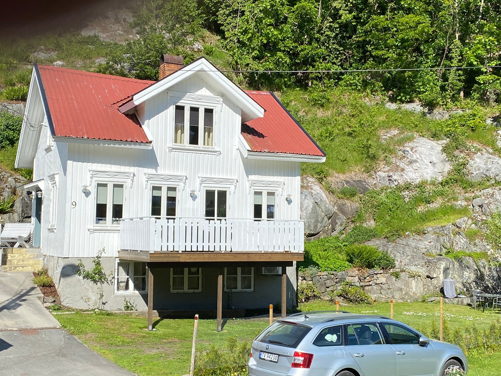 Enebolig med hage og parkering Galleribilde