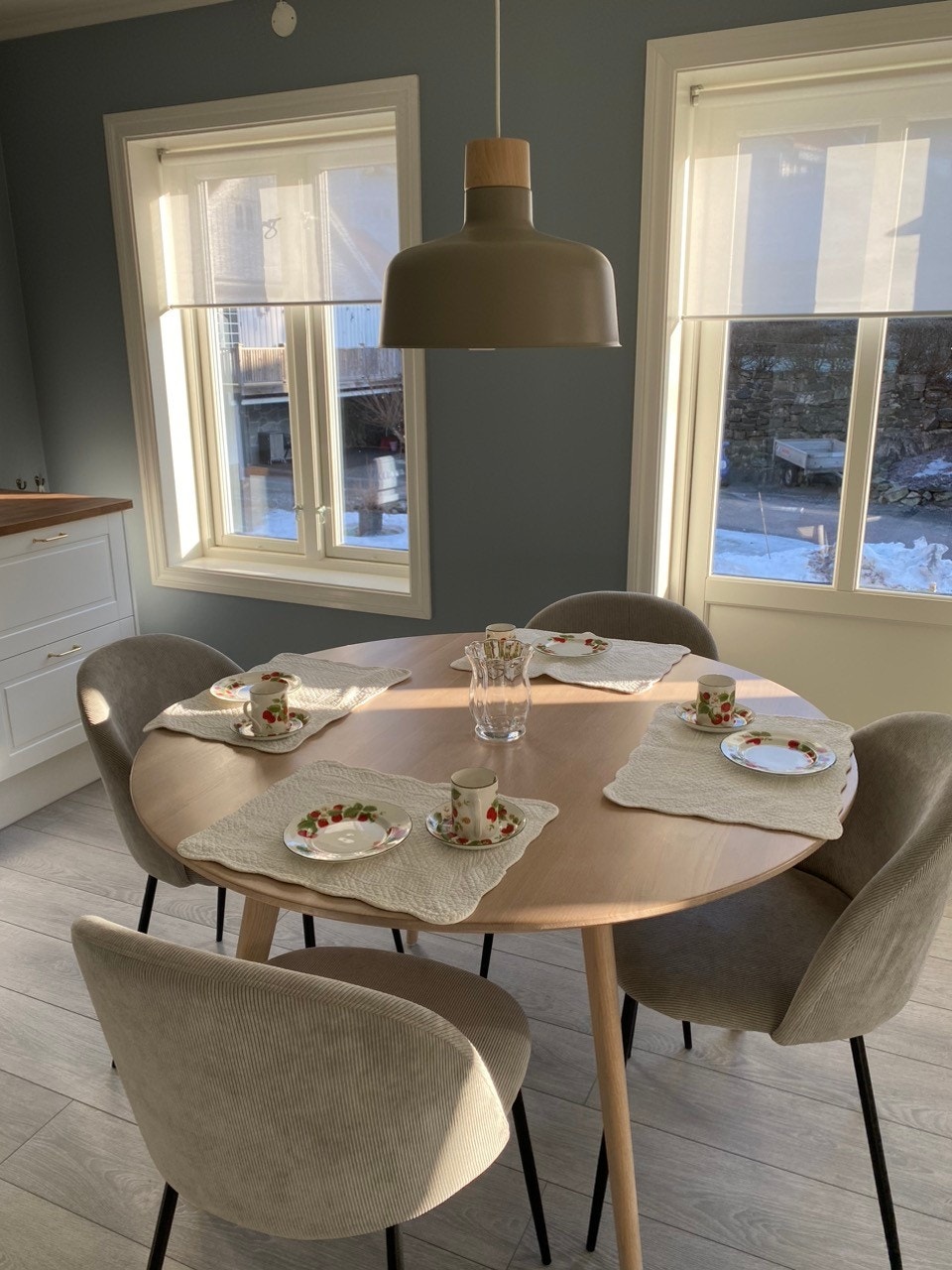 Spisebord med utsikt til grøntområde Galleribilde