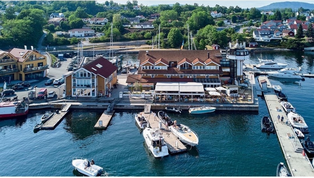 Trivelig marina med restaurant, kiosk, treningssenter, kafé, bar osv. Galleribilde