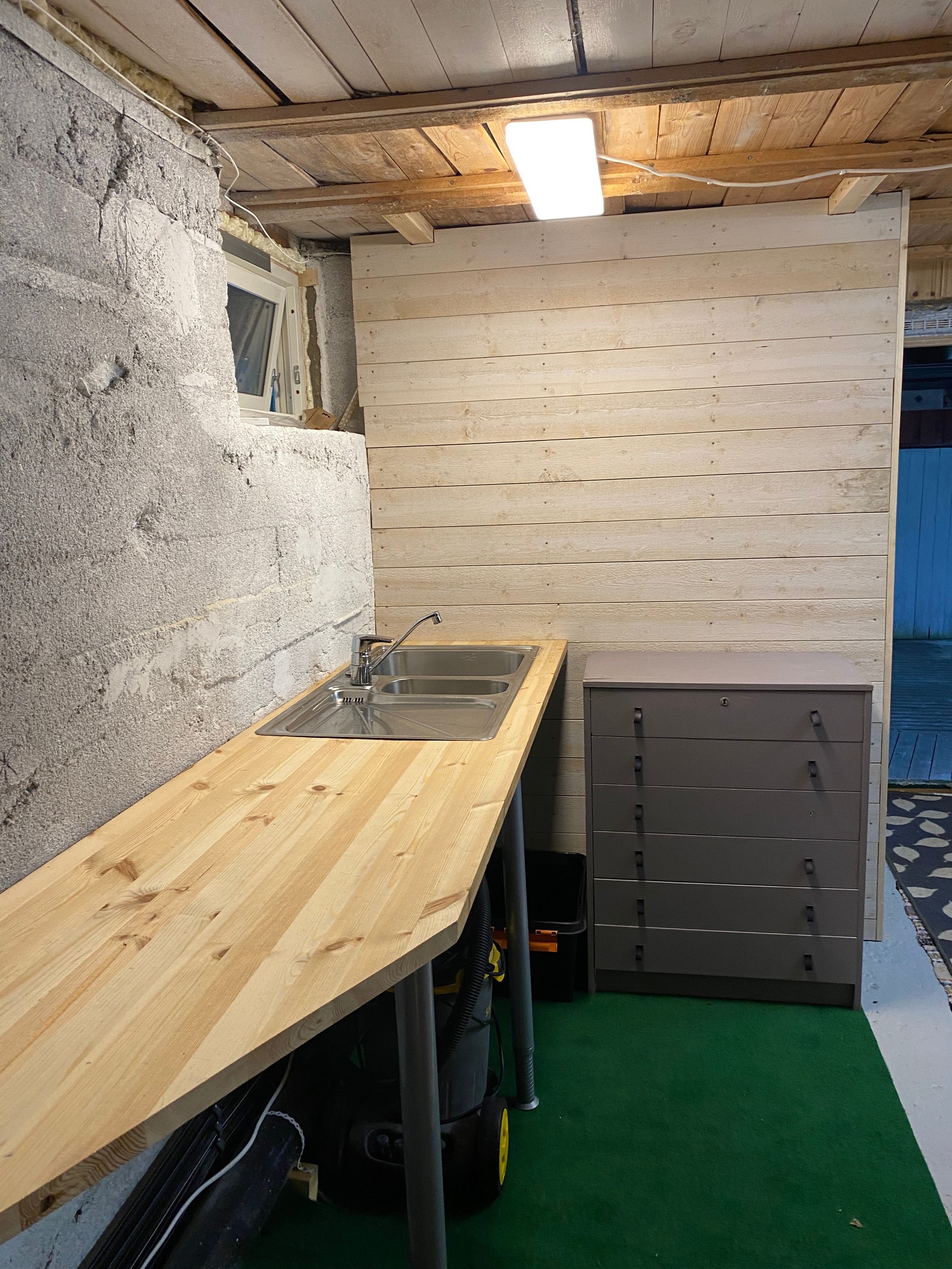 Benk/vask i kjeller Galleribilde