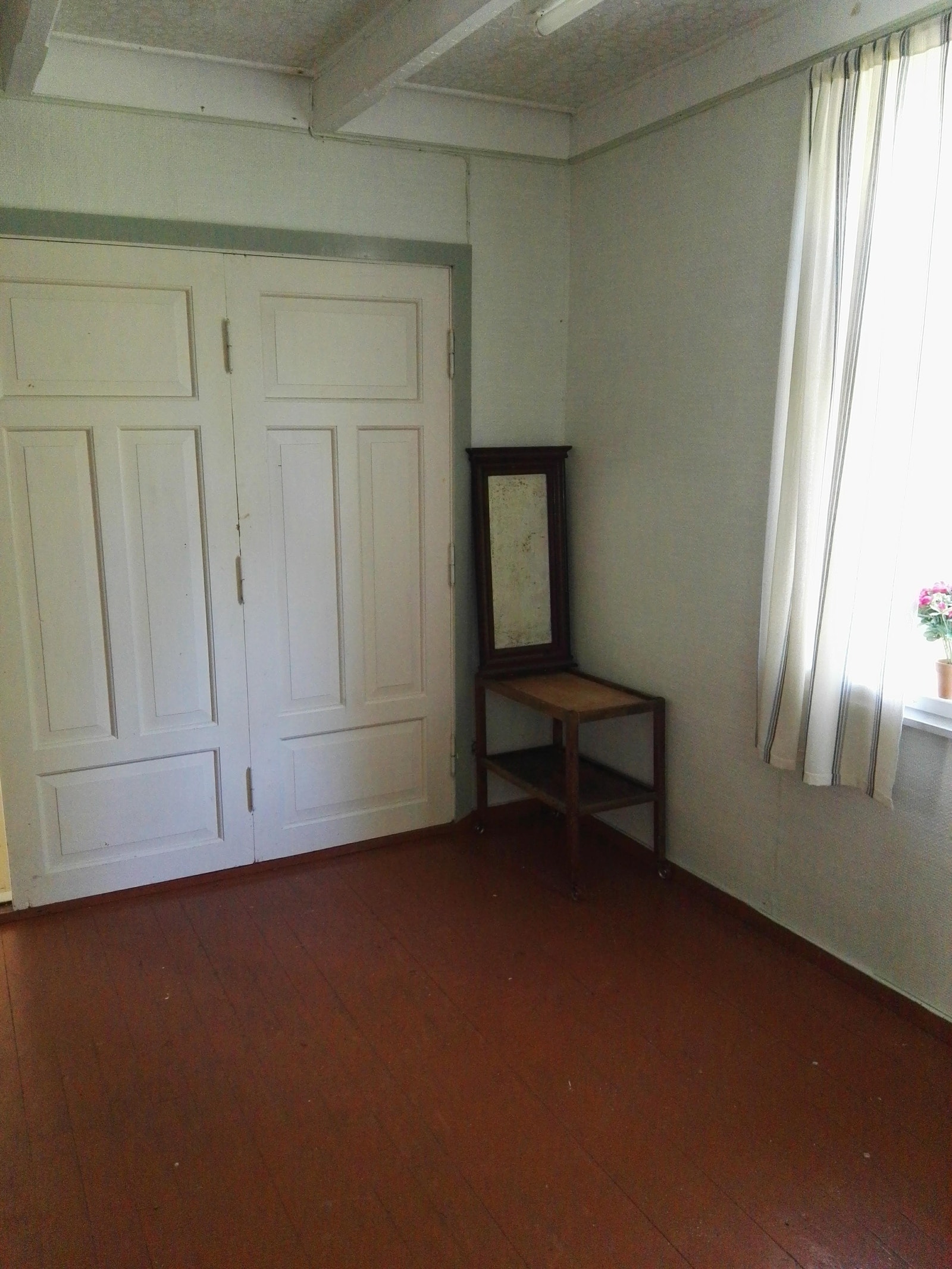 Tette gulvplanker.Foldedør Galleribilde