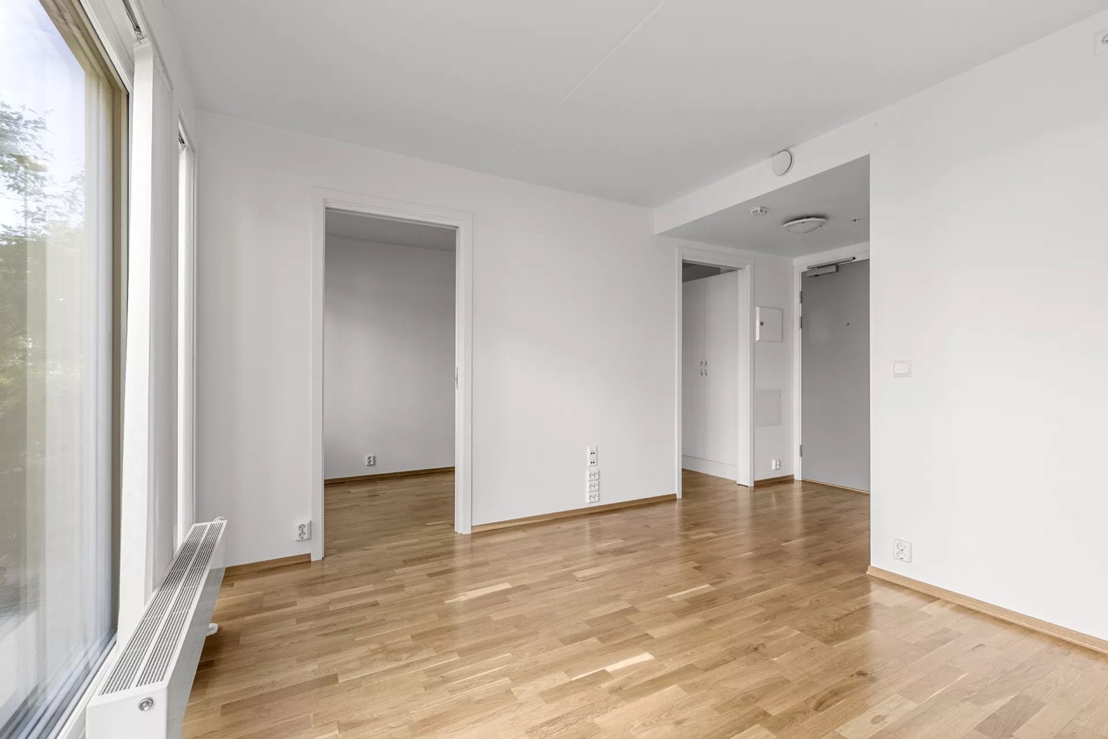 Kjøkken i åpen løsning med stue. Galleribilde