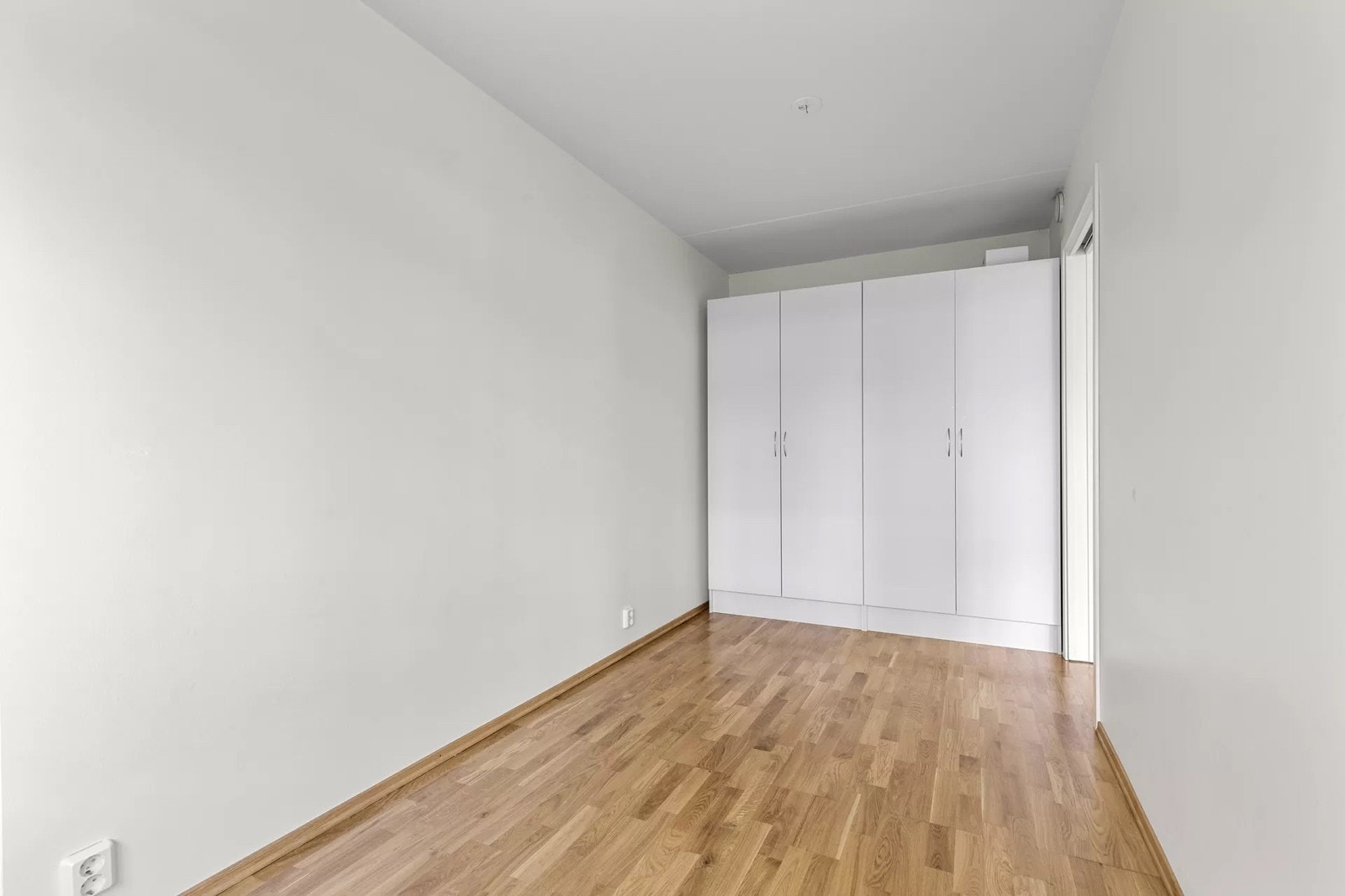 Soverom med god plass til dobbeltseng og oppbevaringsplass til klær i garderobeskap. Galleribilde