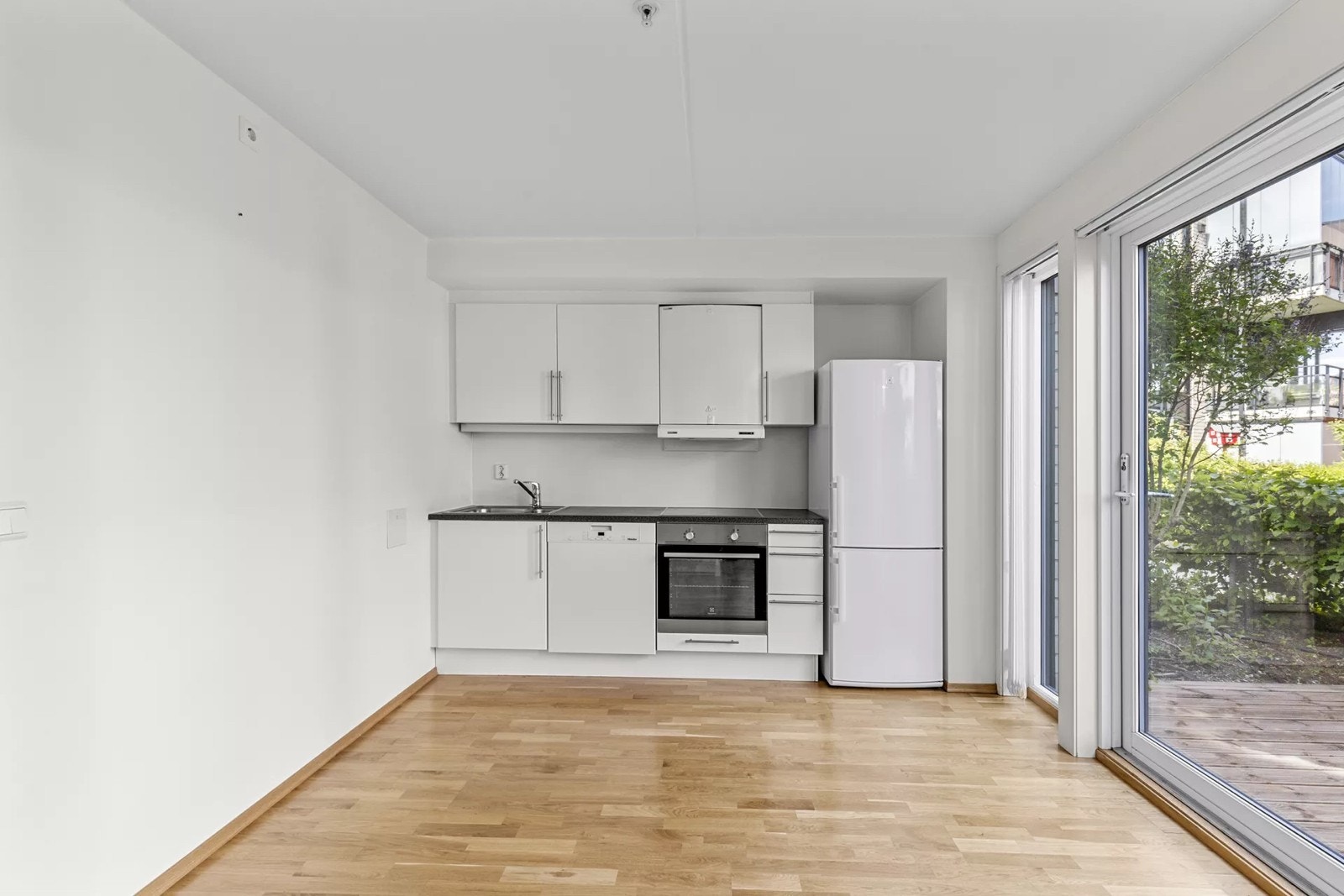 Kjøkken i åpen løsning med stue. Galleribilde