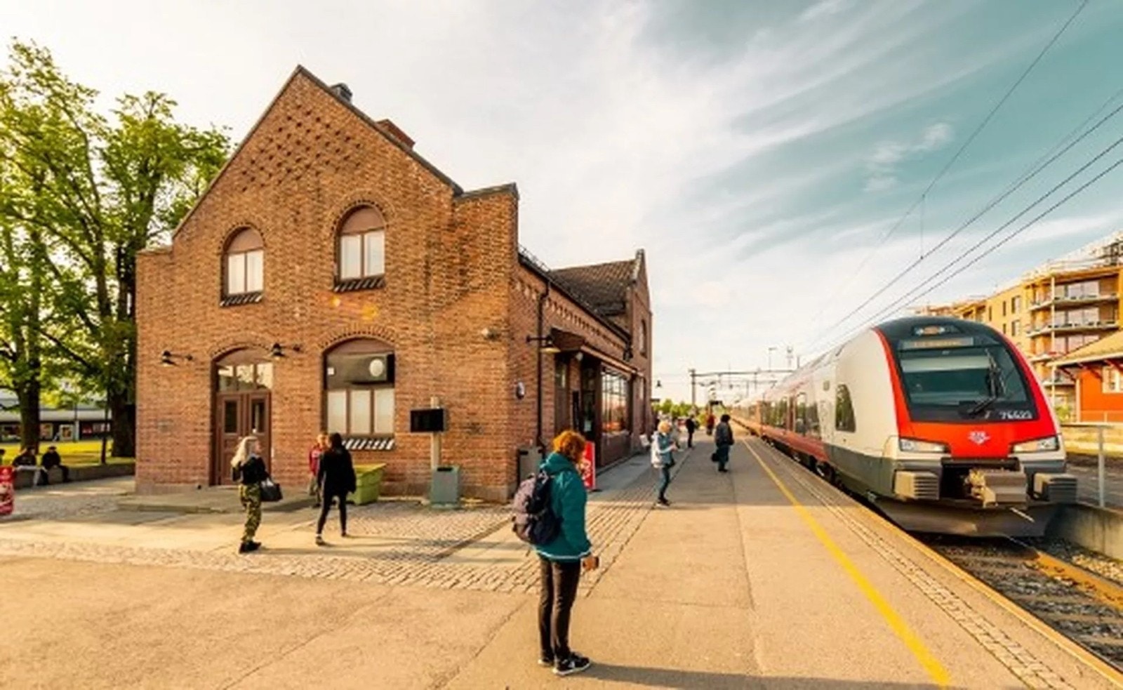 Umiddelbar nærhet til Jessheim togstasjon. (40 min til Oslo S). Dampsaga Alle har også egen buddholdeplass med hele 6 ulike busslinjer rett utenfor døren. Galleribilde