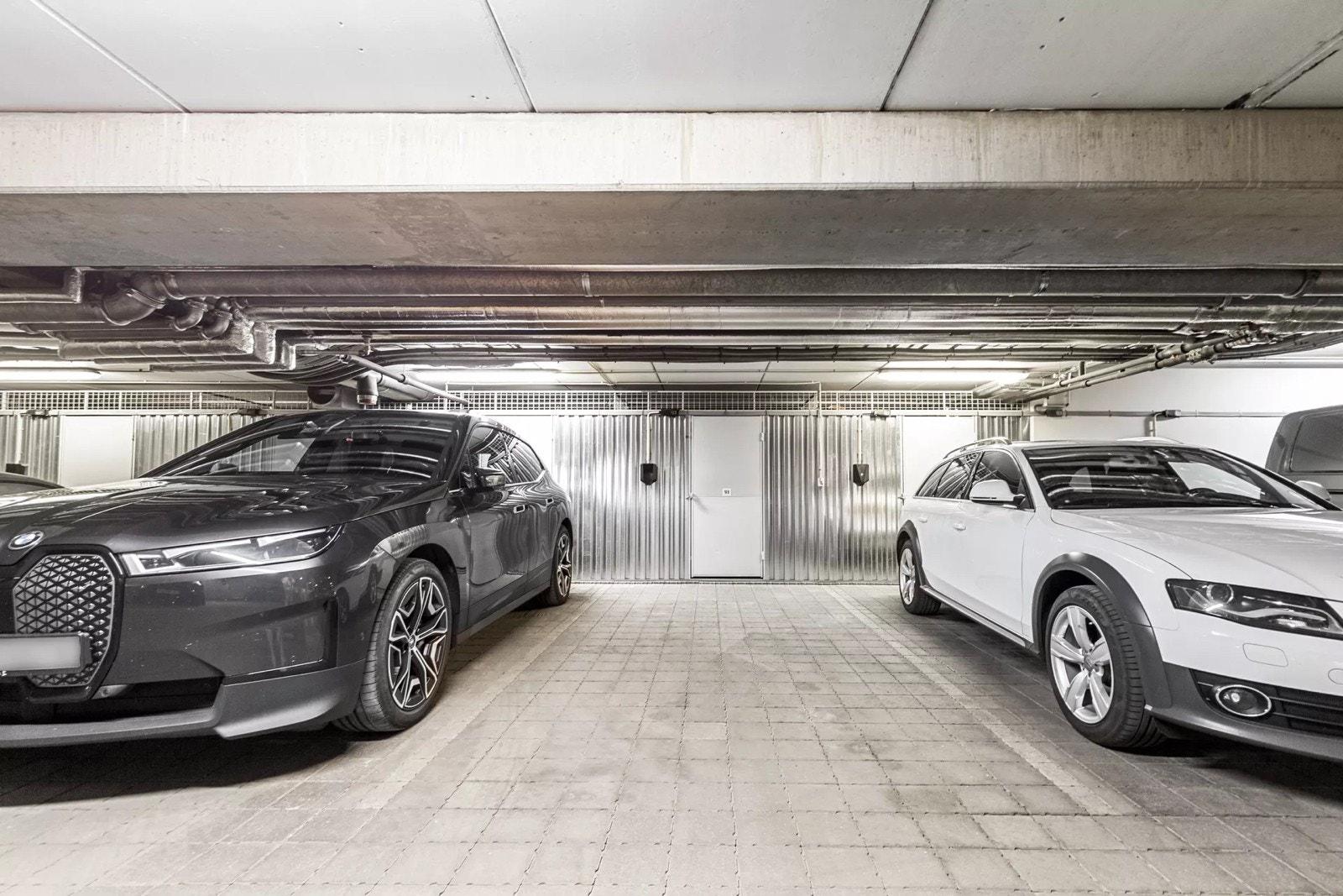 Det medfølger parkeringsplass i felles garasjeanlegg, samt en bod. Galleribilde