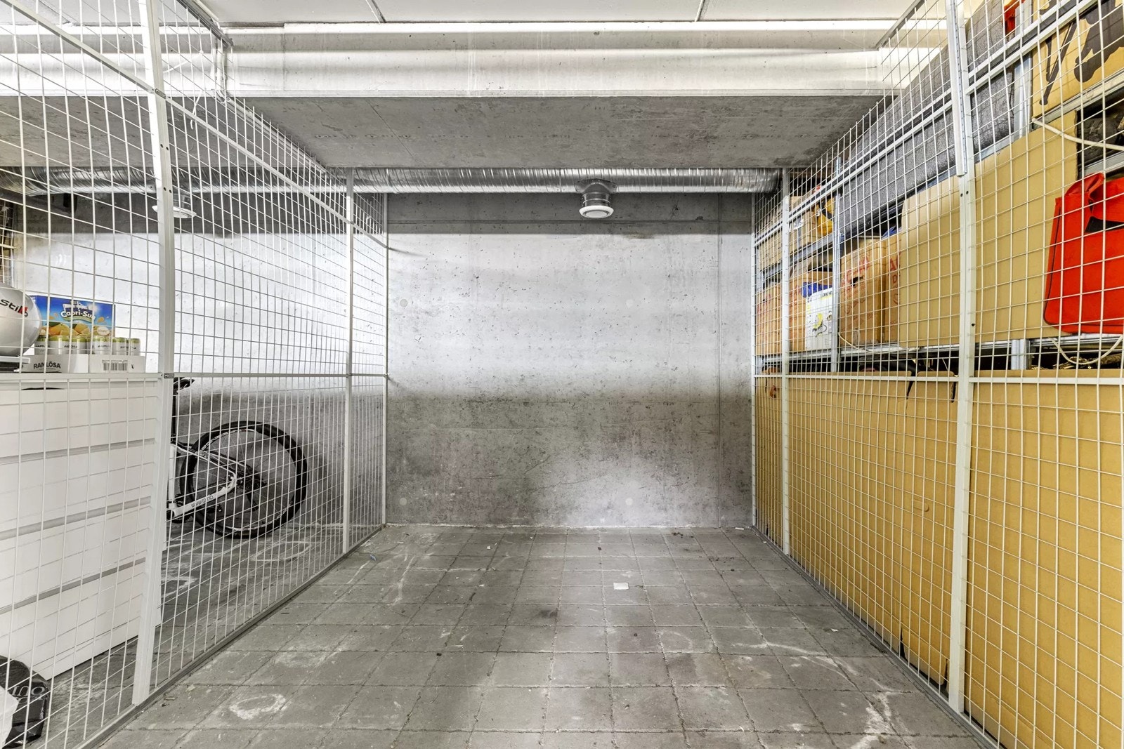 Bod bak parkeringsplassen på ca. 7m² Galleribilde