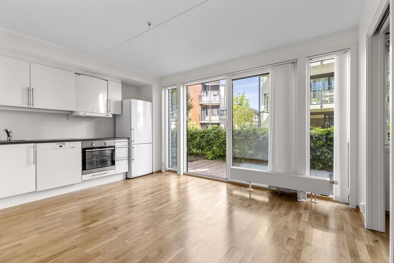 Kjøkken i åpen løsning med stue. Galleribilde