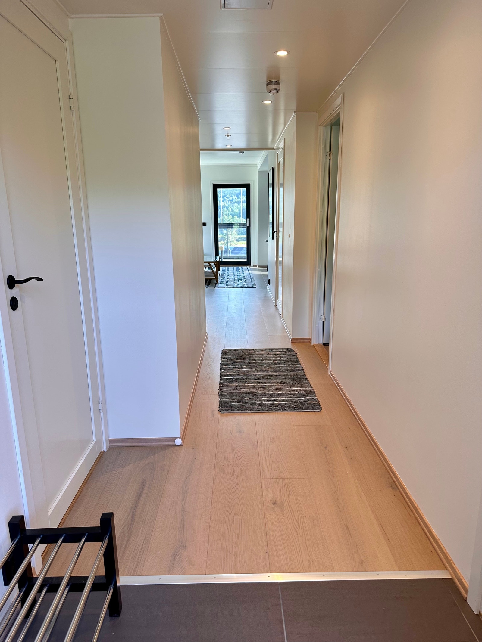 Gang sett fra inngangsparti Galleribilde