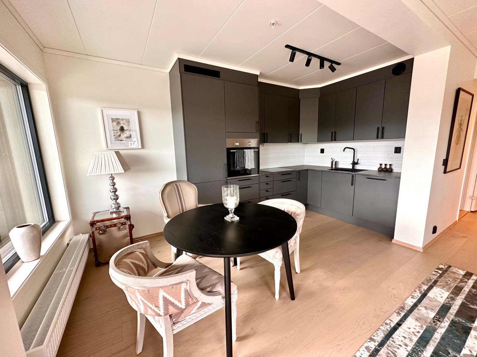 Nytt, moderne kjøkken med sittegruppe Galleribilde