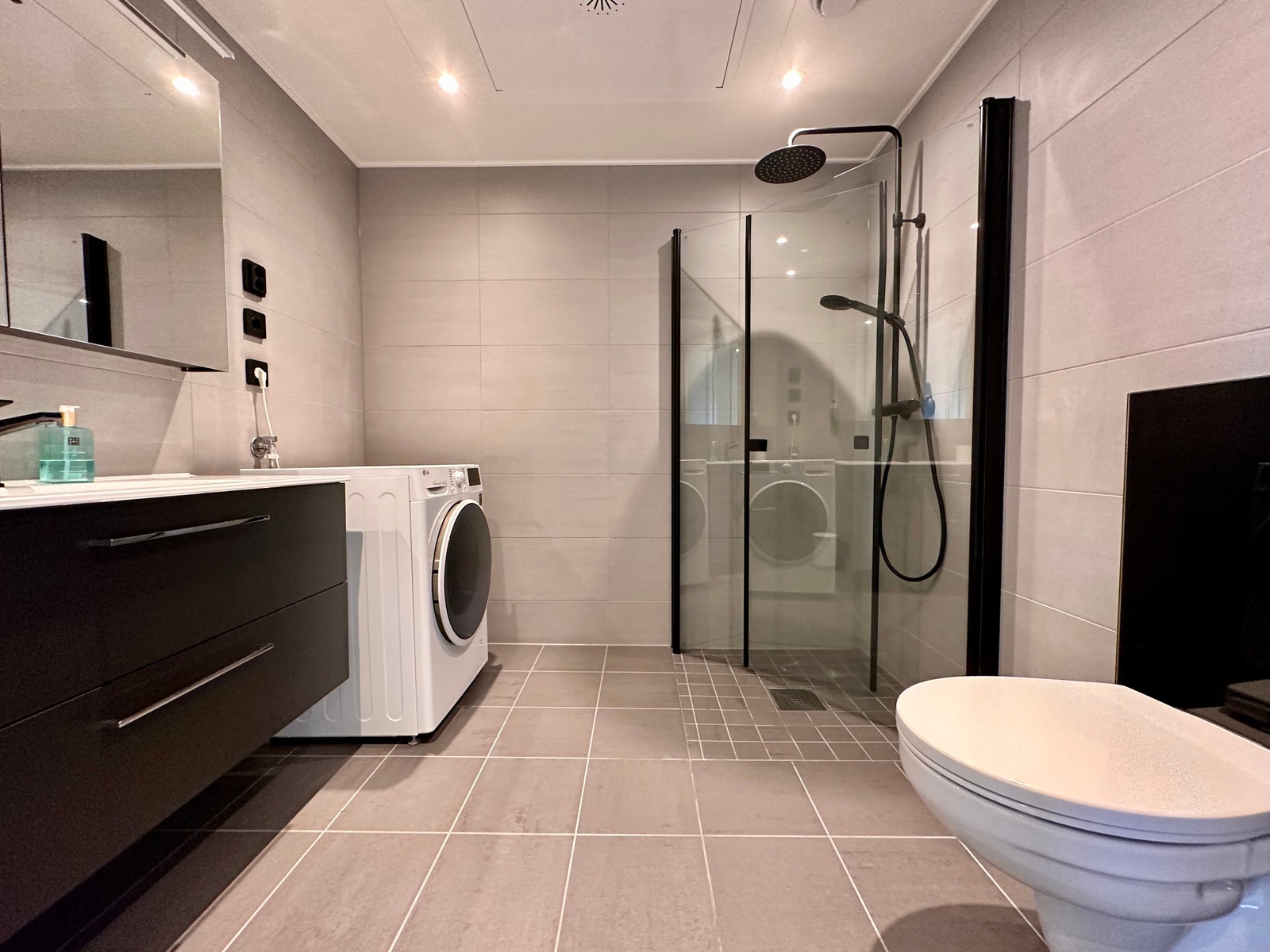 Bad med vaskemaskin og tørketrommel Galleribilde