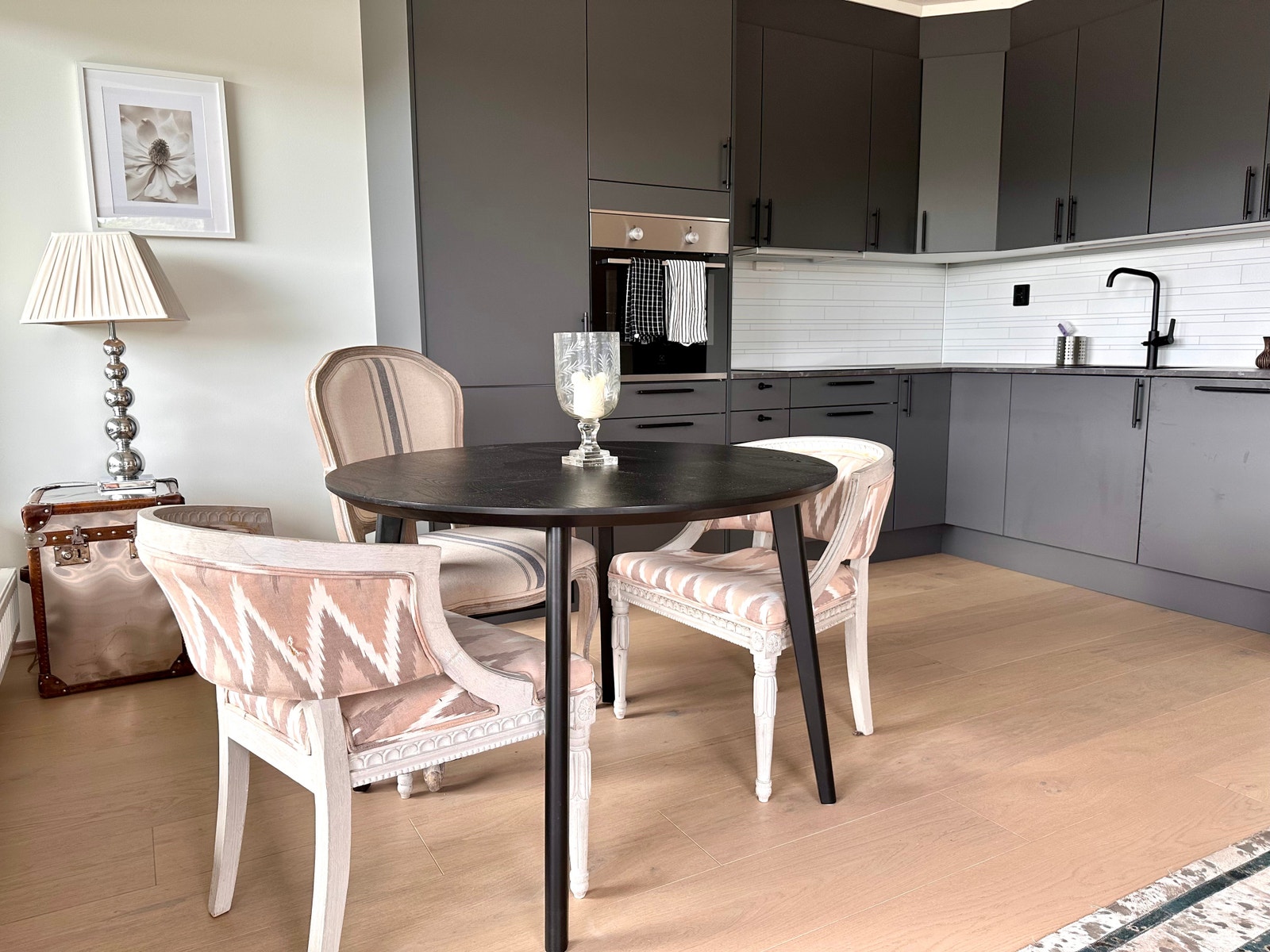 Nytt, moderne kjøkken med sittegruppe Galleribilde