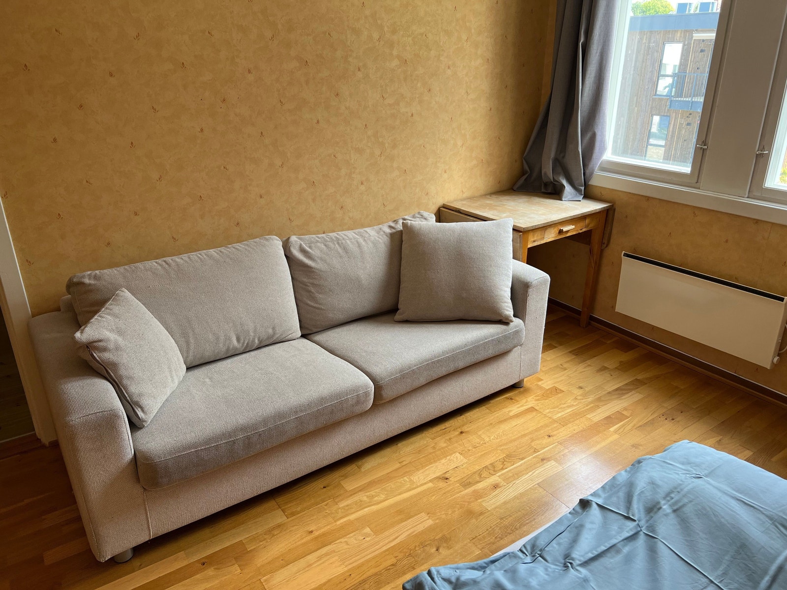 Rom 3 med egen sofa og bord Galleribilde