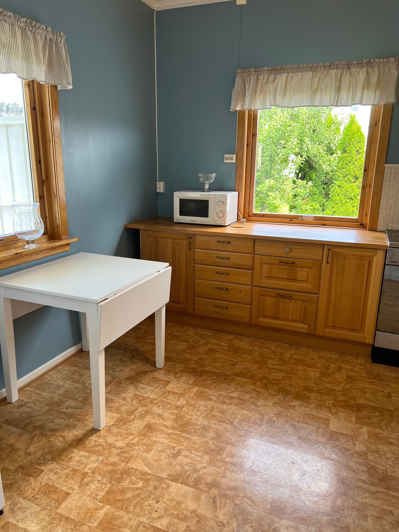 Kjøkken med to vinduer gjør det lyst og trivelig Galleribilde