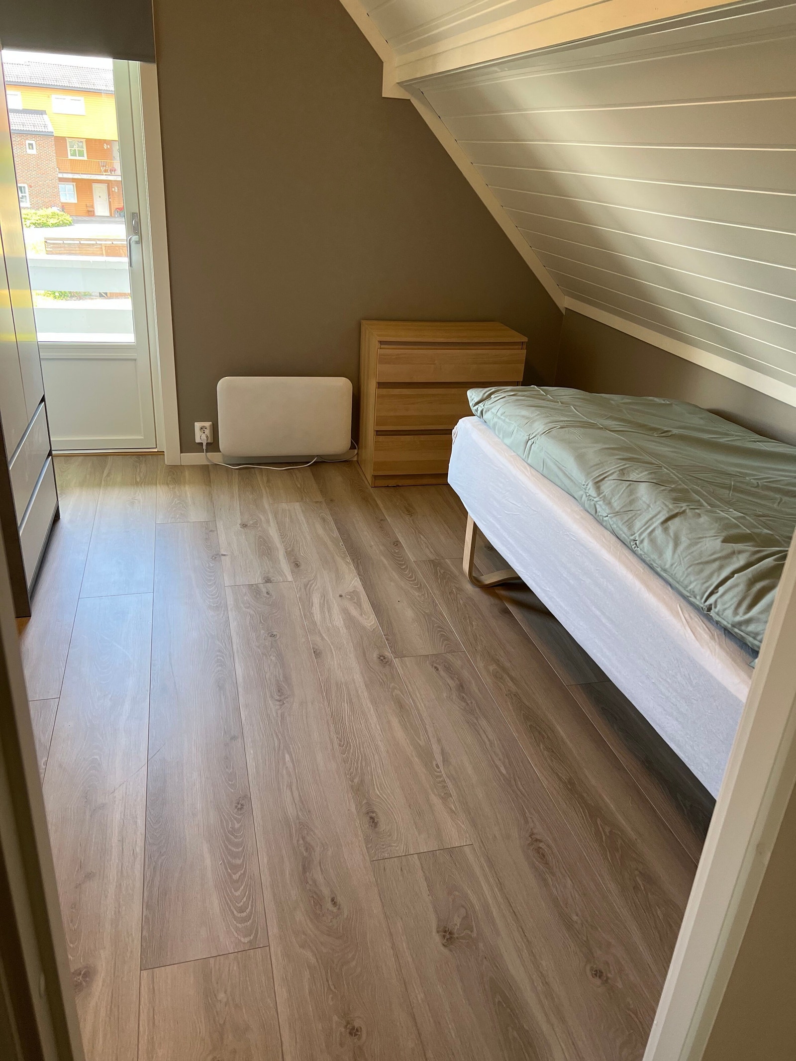 Rom 5 med garderobeskap og kommode Galleribilde