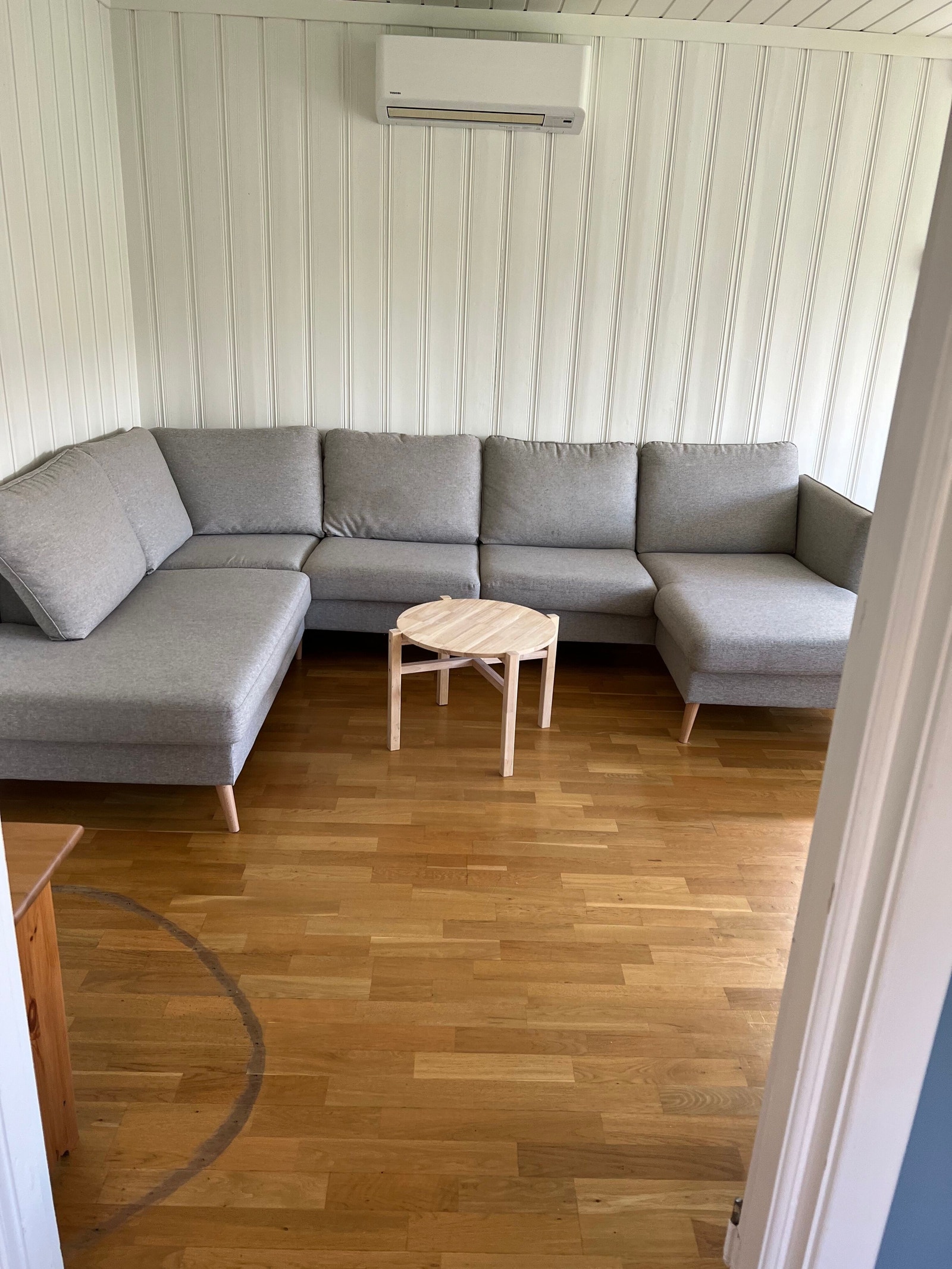 Felles stue med stor sofa/sjeselong Galleribilde