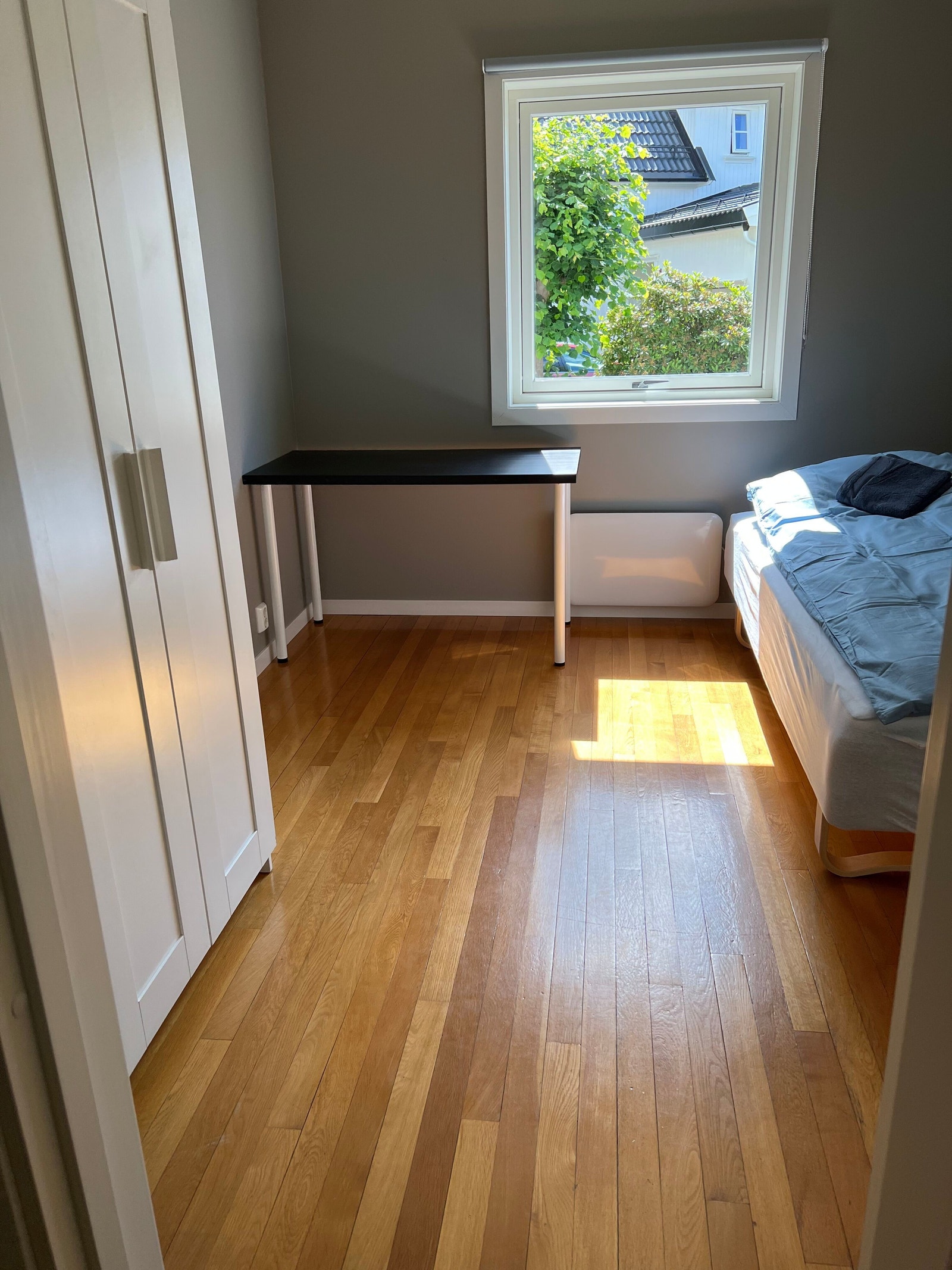 Rom 1 med garderobeskap og pult Galleribilde