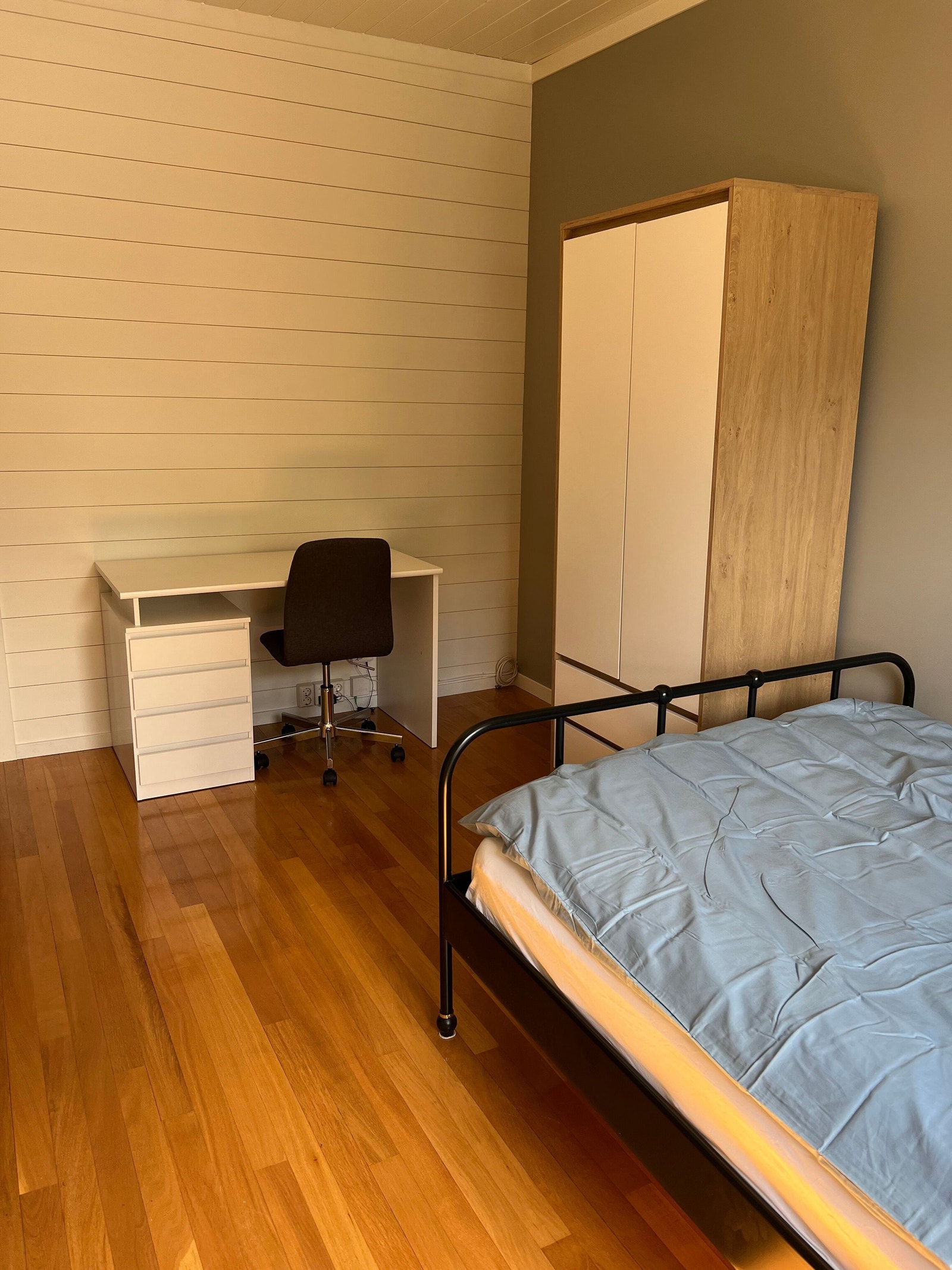 Rom 2 med garderobeskap og arbeidspult Galleribilde