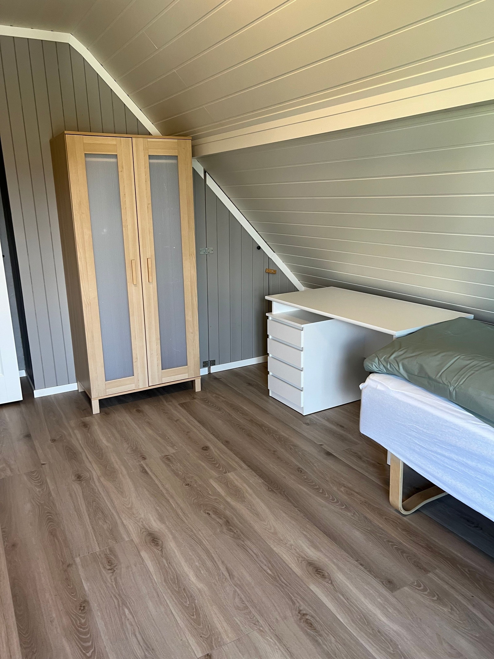 Rom 4 med garderobeskap og innebygd stuverom. Egen skrivepult Galleribilde