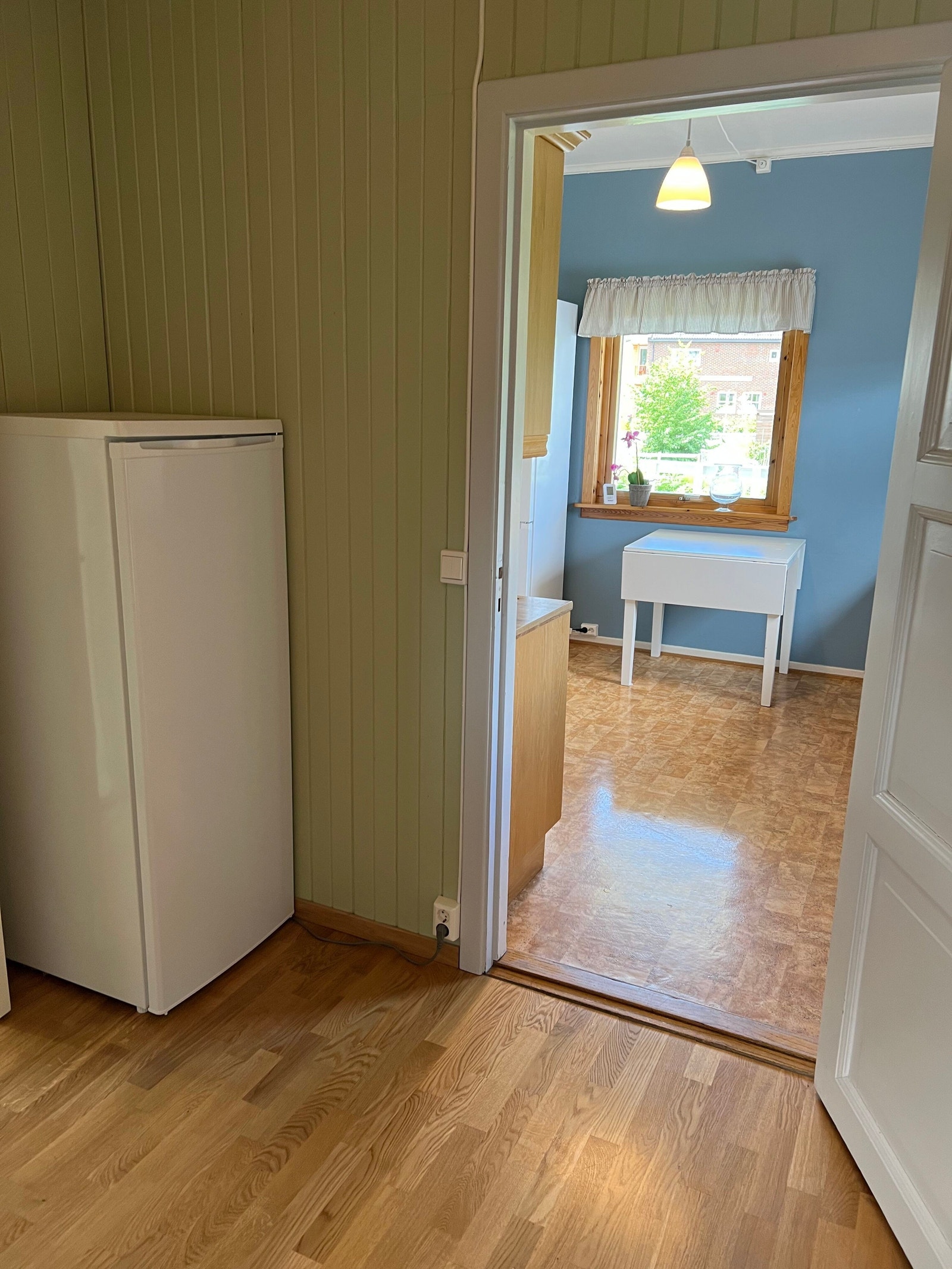 Ekstra kjøleskap i gang inn mot kjøkken Galleribilde