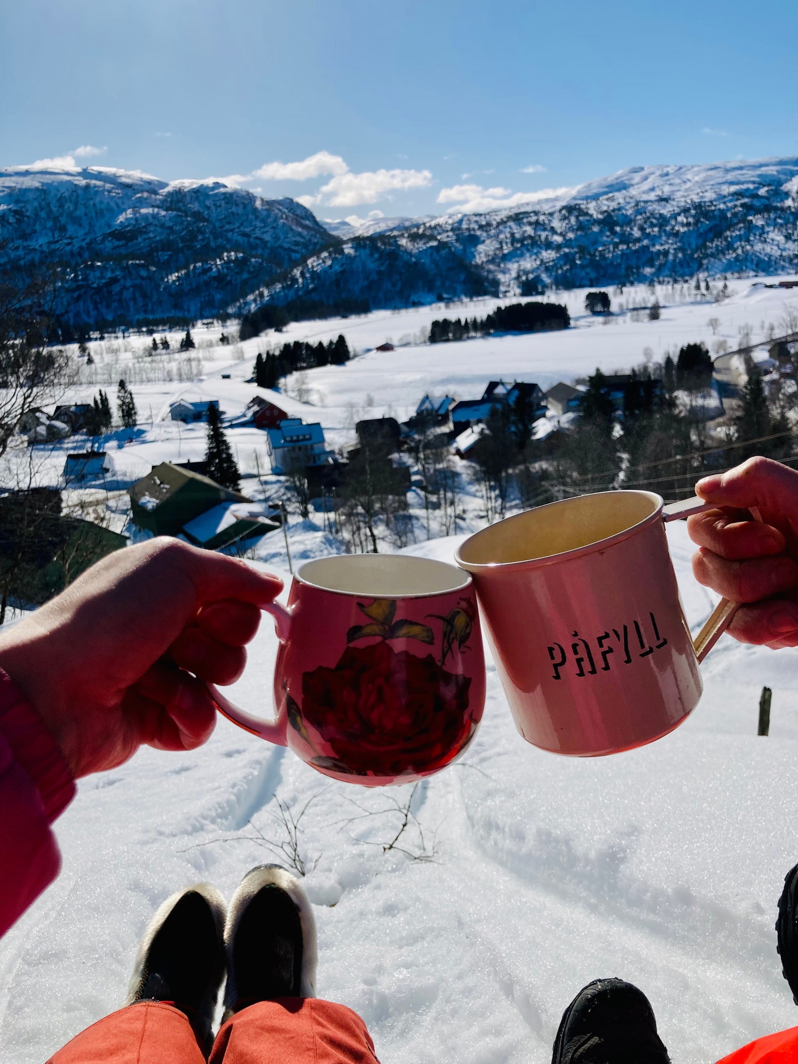 Kaffi med utsikt utenfor hytta Galleribilde