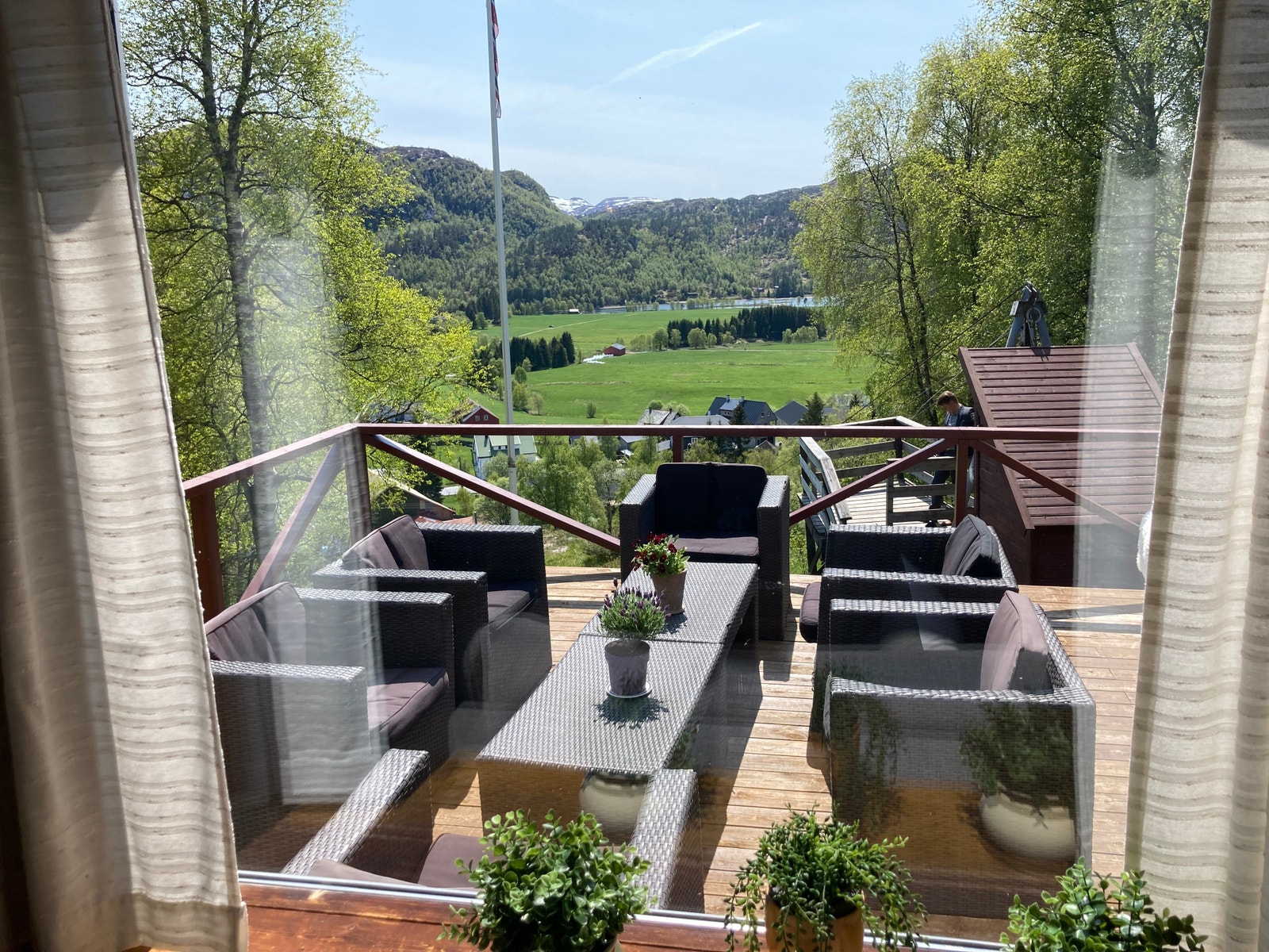 Deler av terrassen sett innenfra Galleribilde