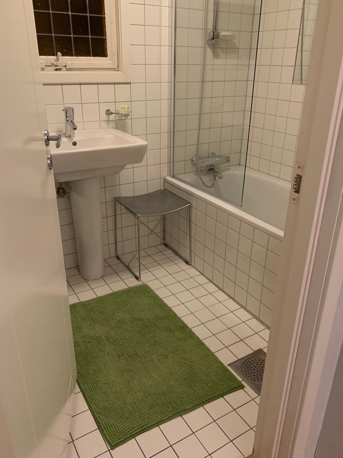 Bad med badekar og dusj. Separat wc. Deles med husets eier. Galleribilde