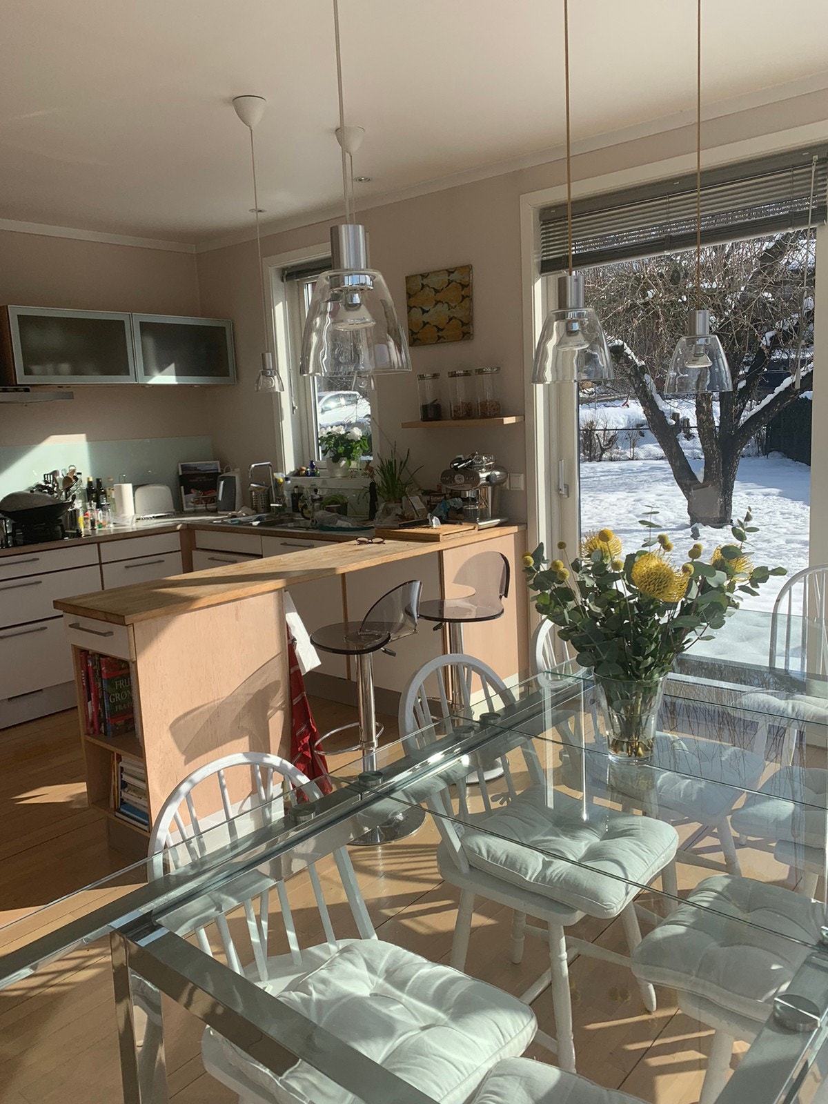 Godt med plass på kjøkkenet. Kjøkkenet deles med husets eier og en leieboer til. Galleribilde