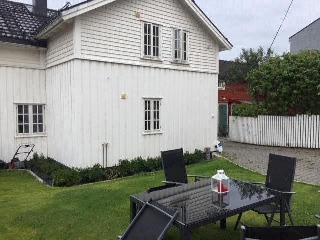 Uteareal med felles gressplen/parkering for begge leiligheter. Galleribilde