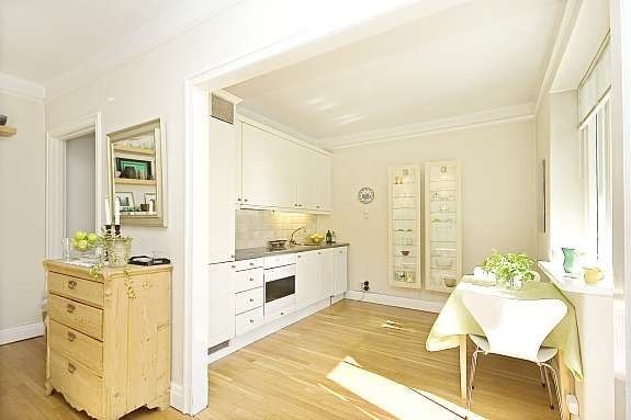 Fra stue mot kjøkken - bilde fra 2008 som viser mulig møblering Galleribilde