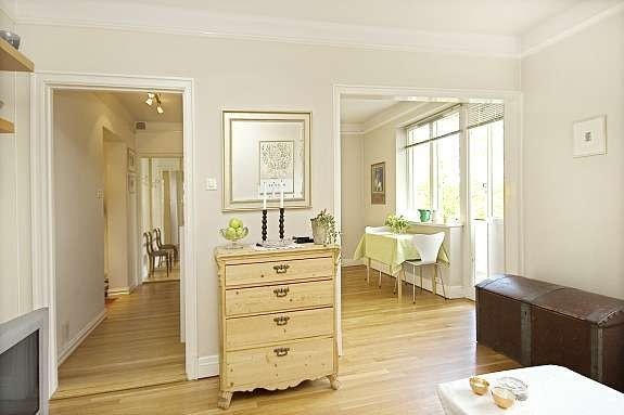 Fra stue mot gang og kjøkken - bilde fra 2008 som viser mulig møblering Galleribilde