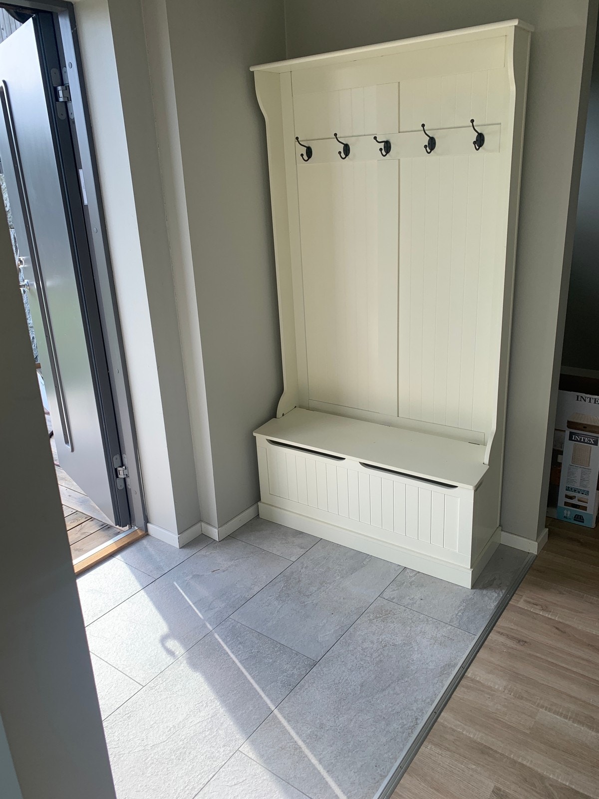 Inngangsparti med sittebenk og oppheng Galleribilde