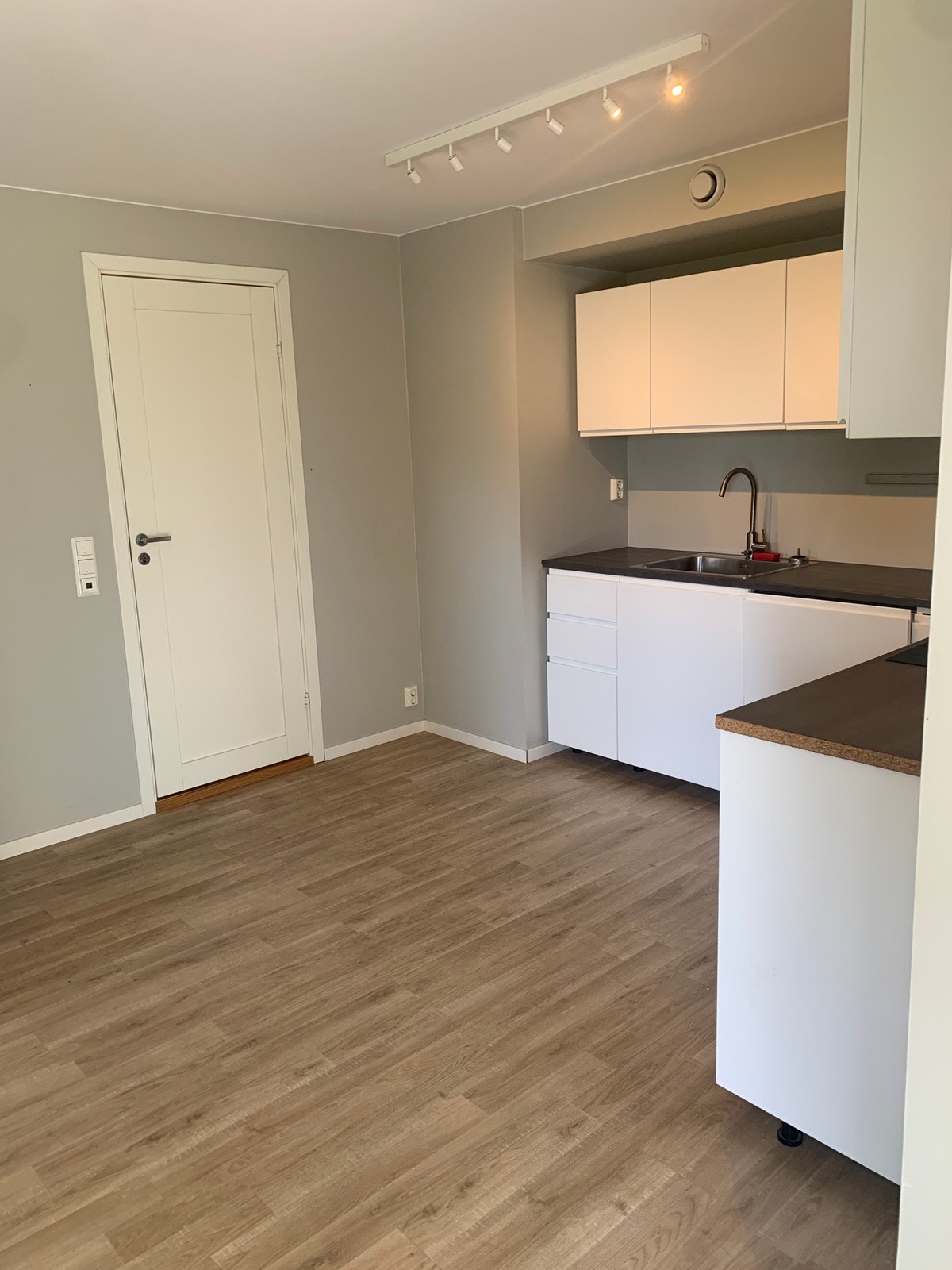 Hvite slette fronter på kjøkken Galleribilde