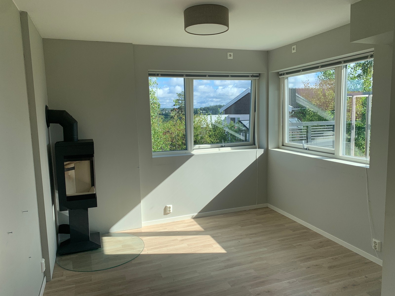 Liten sjarmerende stue med peis Galleribilde