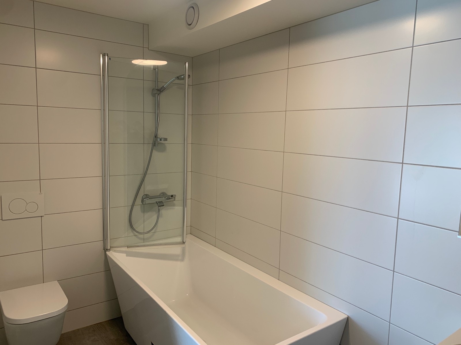 Dusj og badekarløsning i ett. Vegghengt toalett Galleribilde