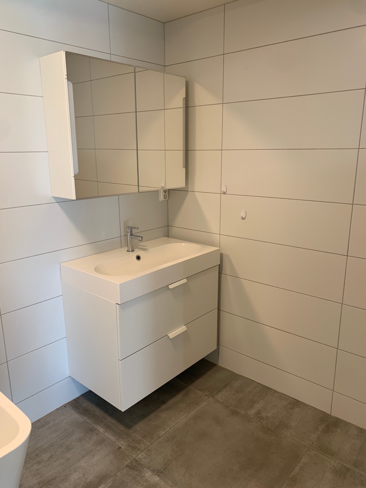 Bad med hvite fliser og varmekabler Galleribilde