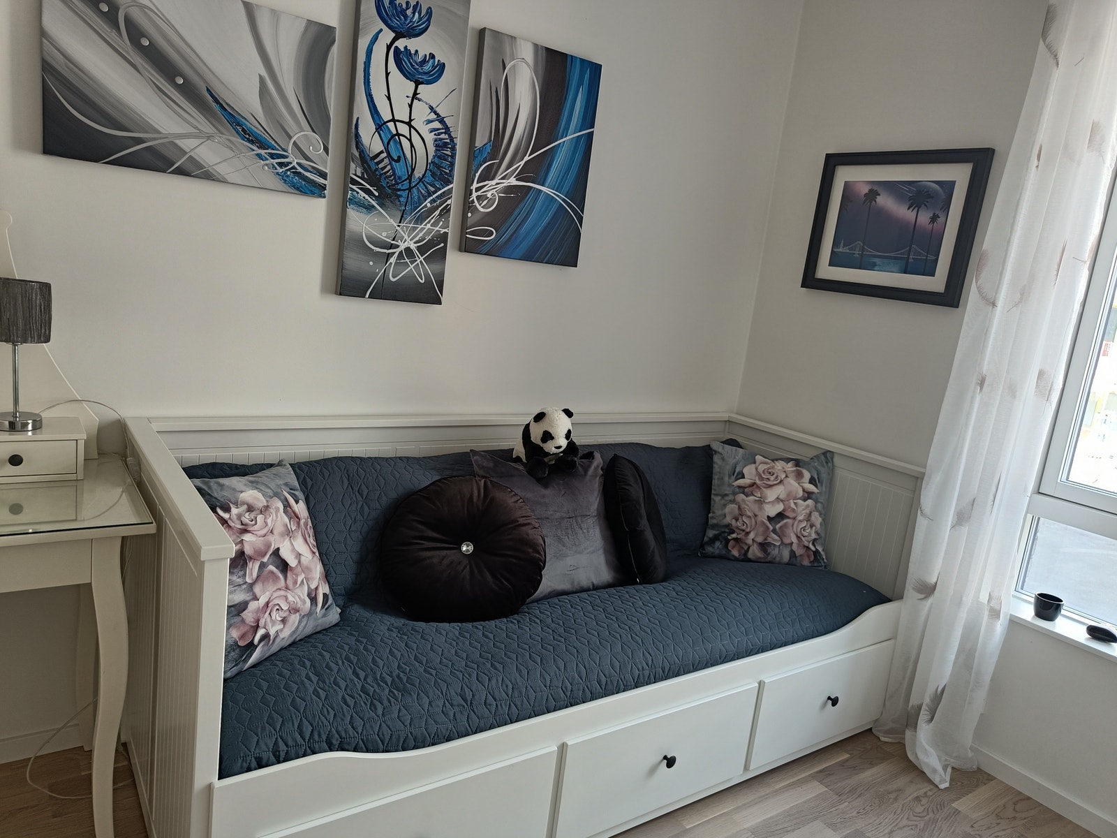 Seng lille soverom - 90cm bredde pr seng. Her er det også et sminkebord som ikke kommer helt frem på bildet. Galleribilde