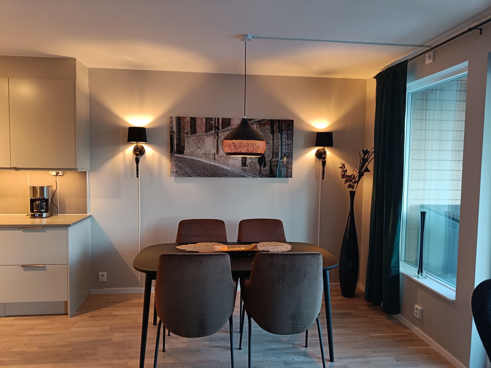 Spisestue med butterfly løsning og stress less stoler med hvile funksjon Galleribilde