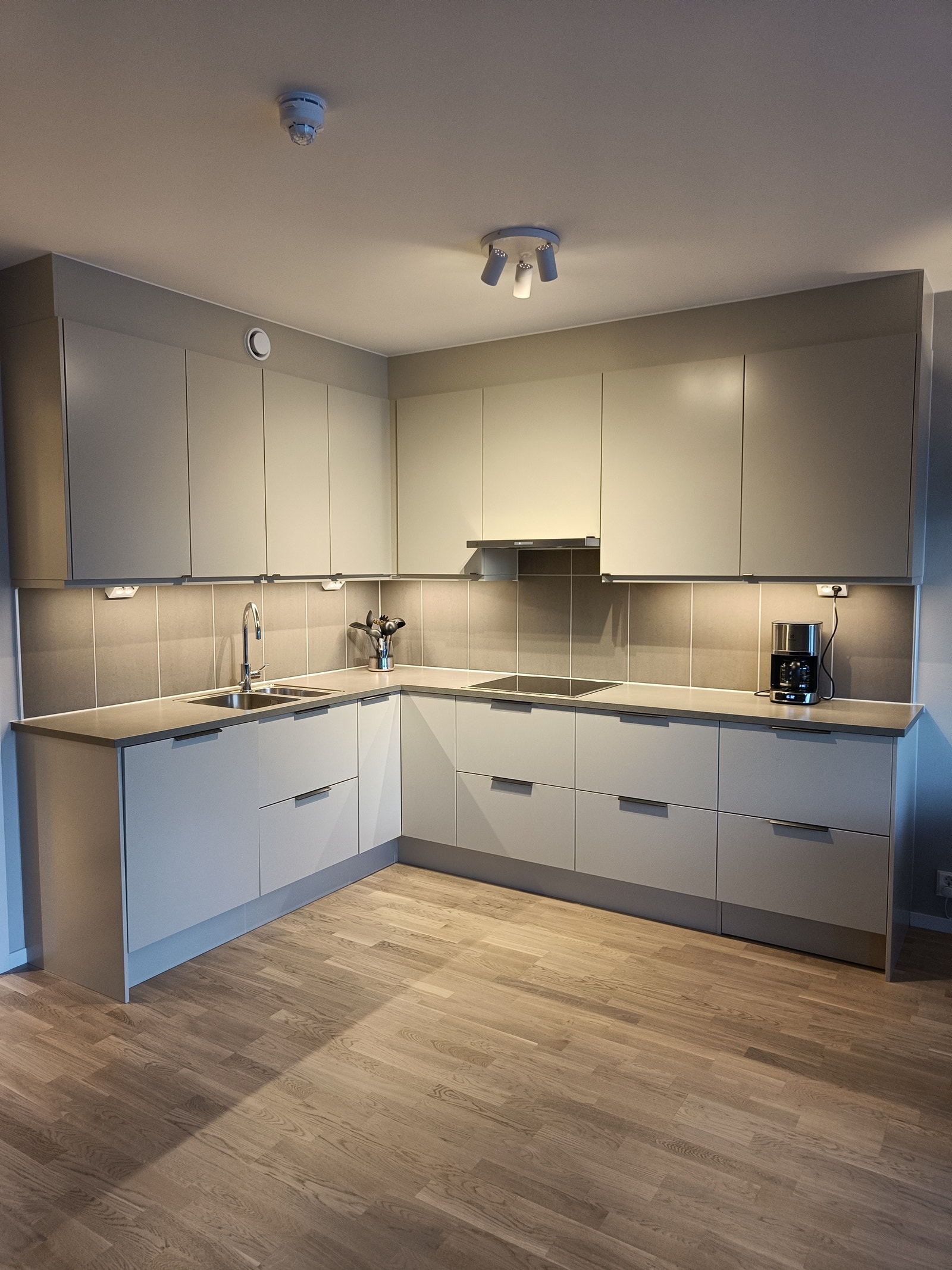 Stort og deilige kjøkken med alt du trenger i skuffer og skap Galleribilde