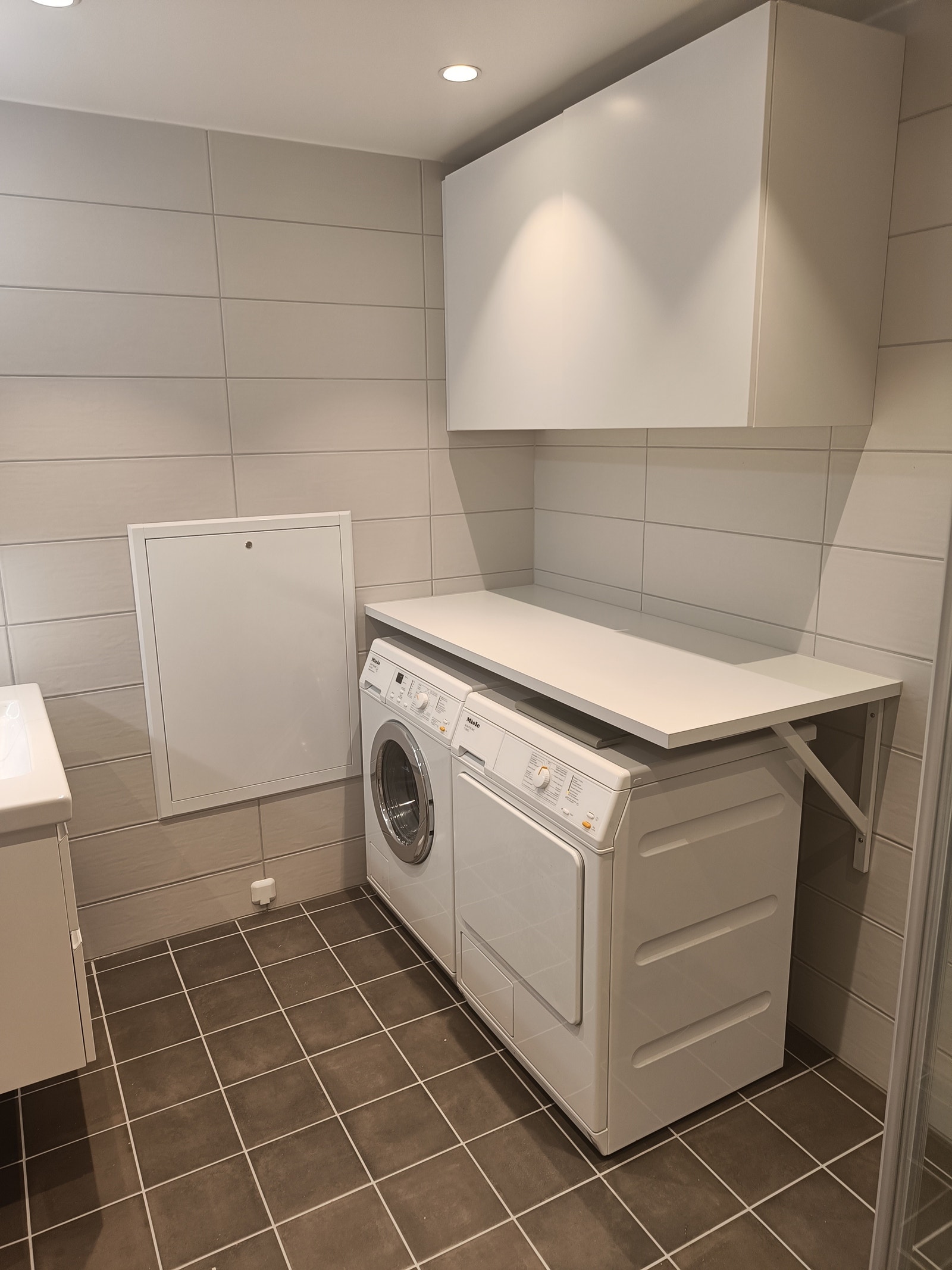 Bad med vaskemaskin og tørketrommel Galleribilde