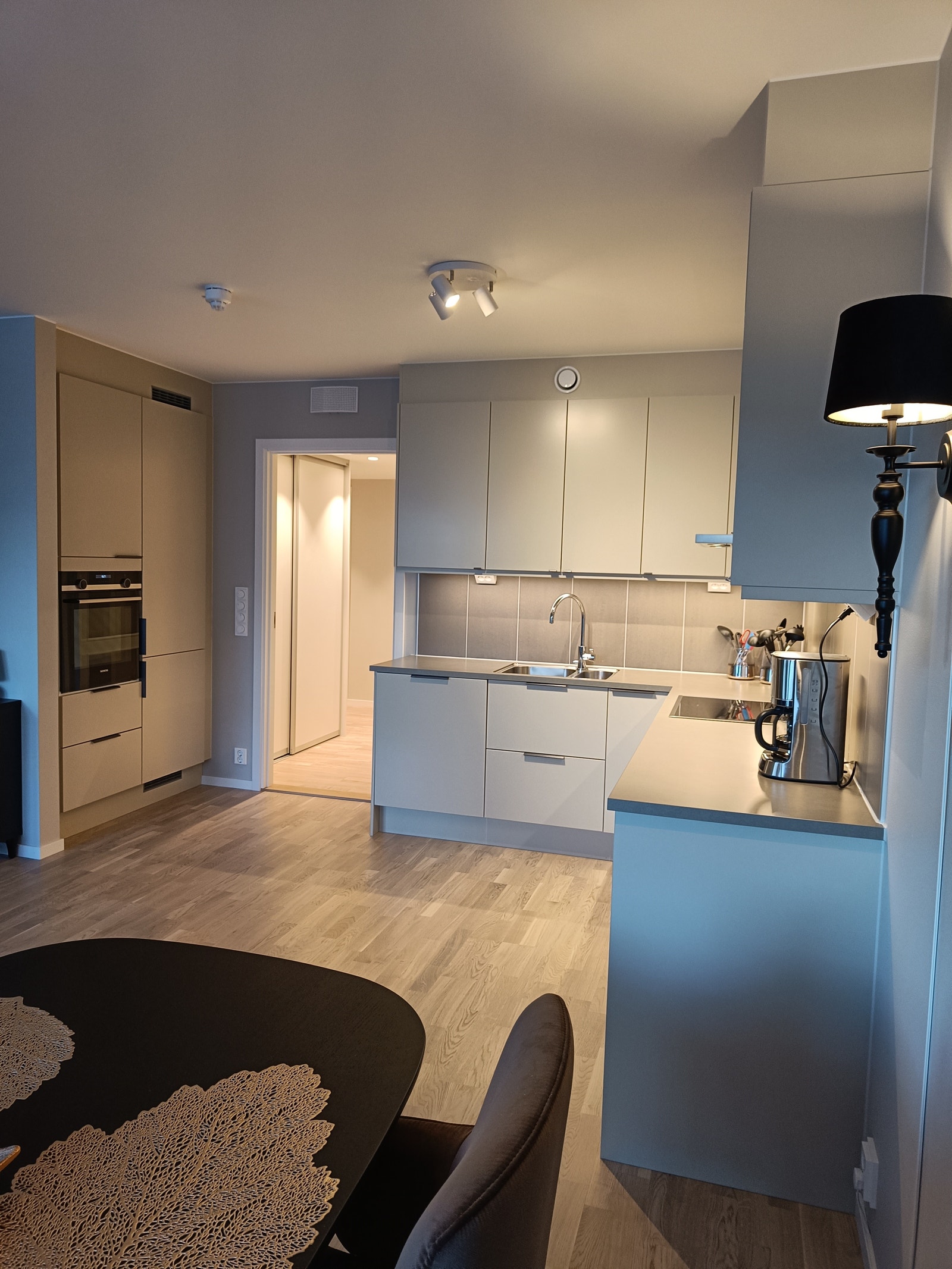 Stort og deilige kjøkken med alt du trenger i skuffer og skap Galleribilde