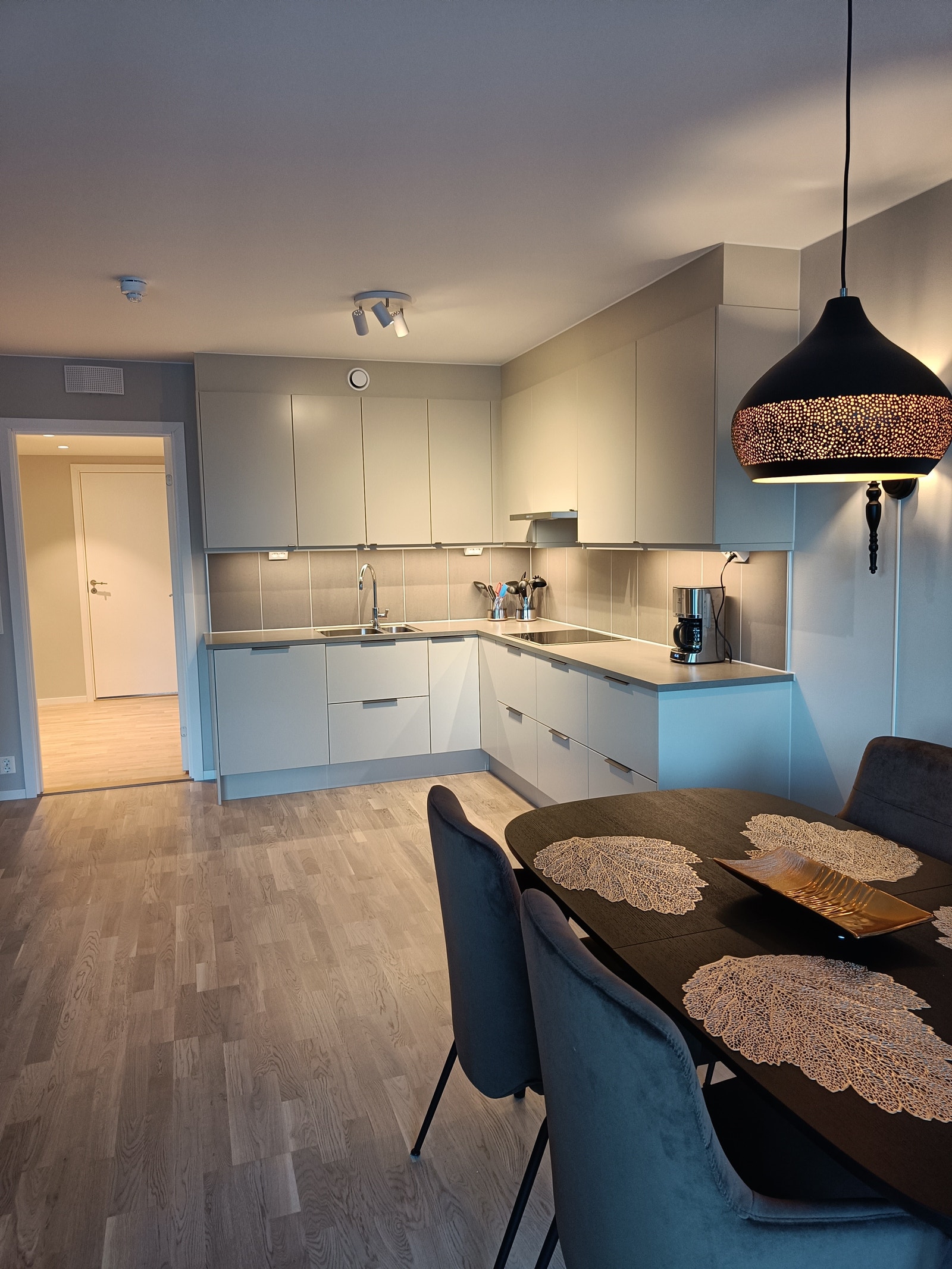 Stort og deilige kjøkken med alt du trenger i skuffer og skap Galleribilde