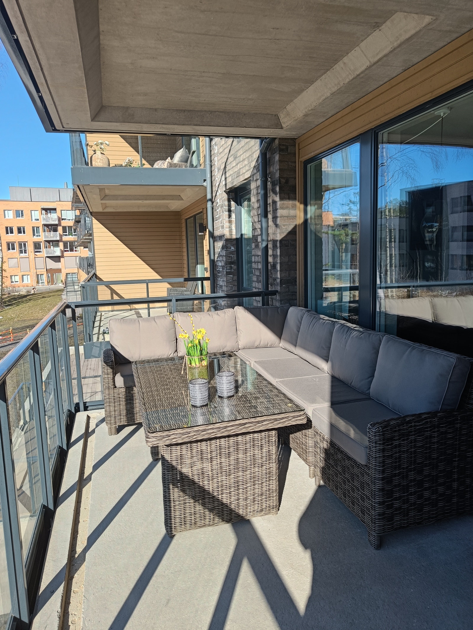 Stor fin terrasse hvor man kan nyte kaffen og utsikten. Galleribilde