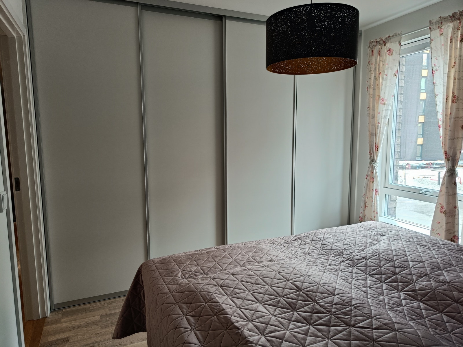 Stor garderobe store soverom Galleribilde